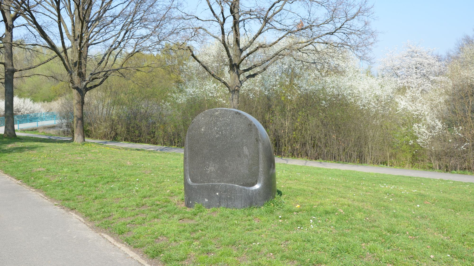 Skulptur Daumen von Yoshimi Hashimoto