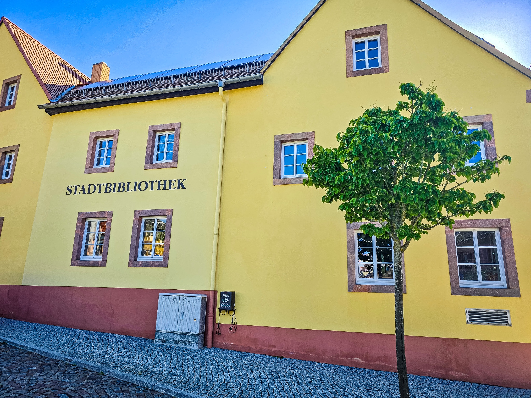 E-Bike-Ladestation Stadtbibliothek Geithain – Motiv