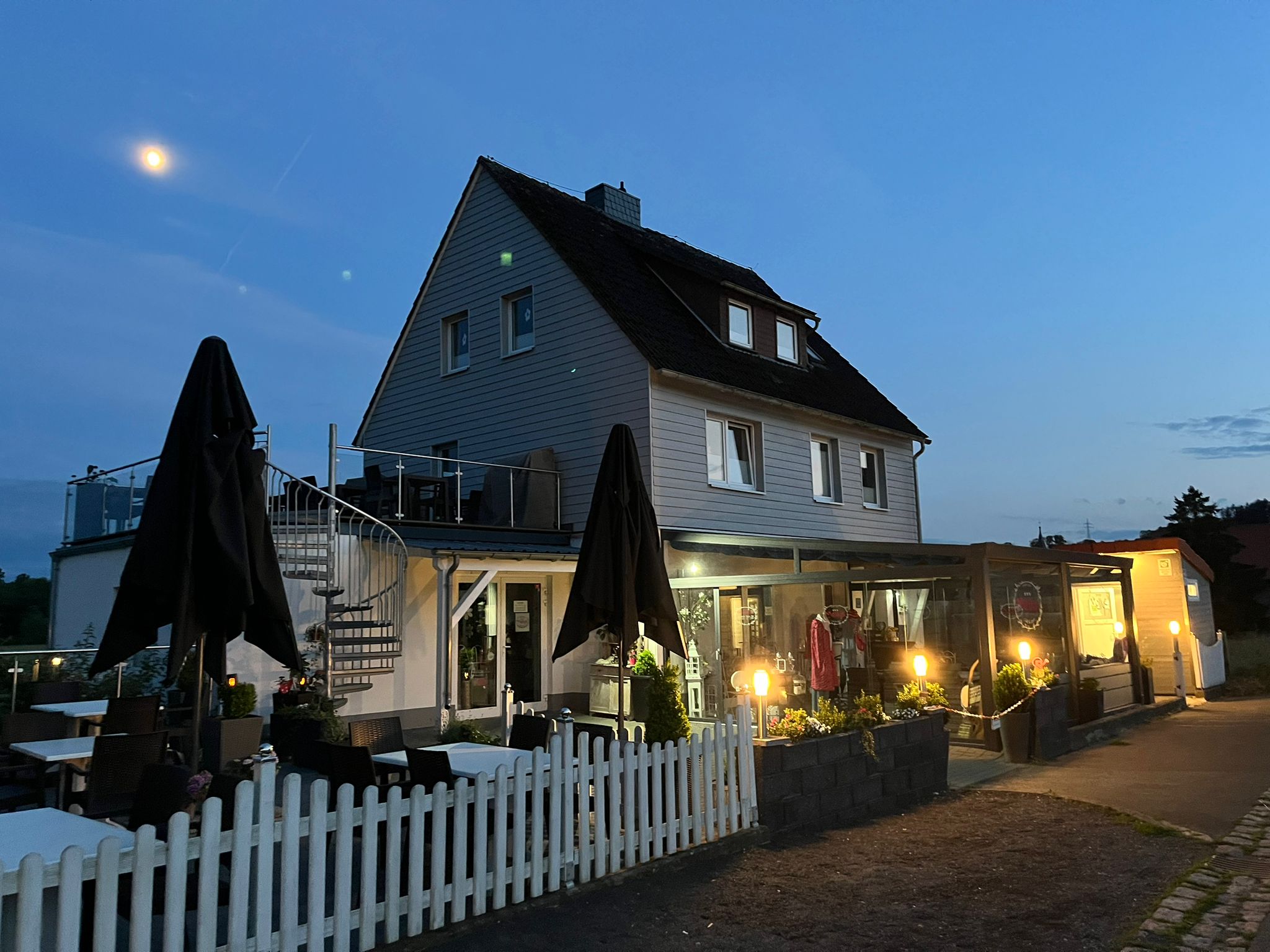 Bild Mellys Cafe und Store.jpg