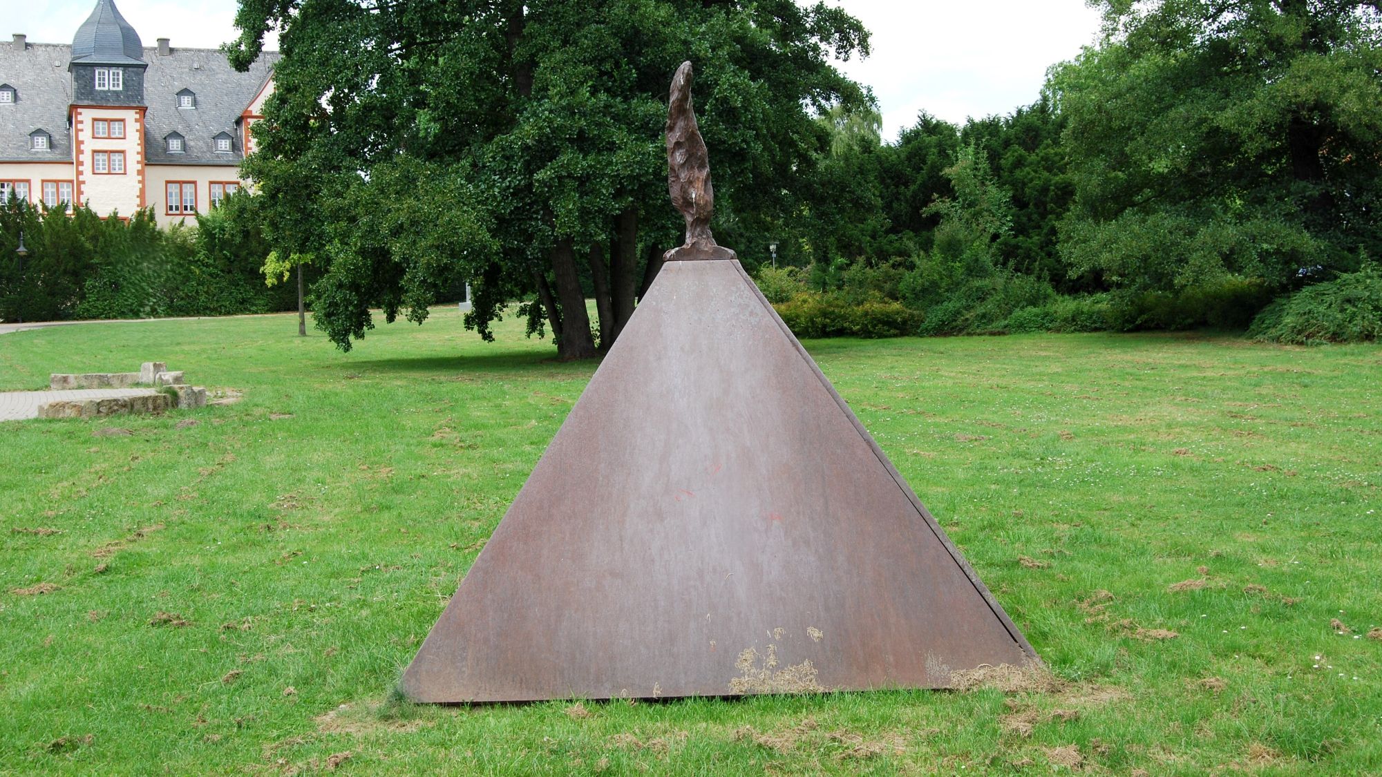 Skulptur Pappelpyramide von Stefan Pietryga