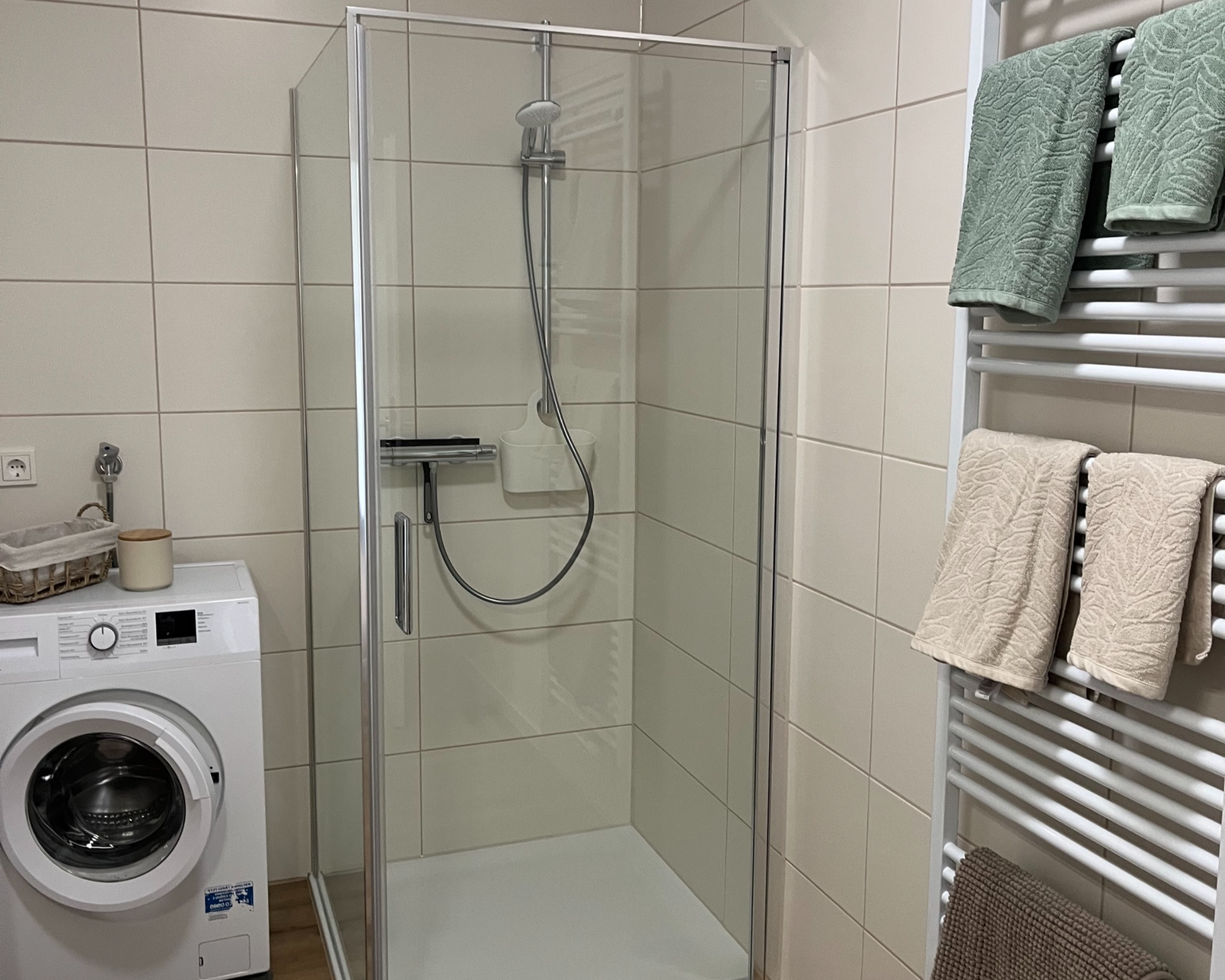 Duschkabine und Waschmaschine in der Ferienwohnung Süd, Hof Ehrichs