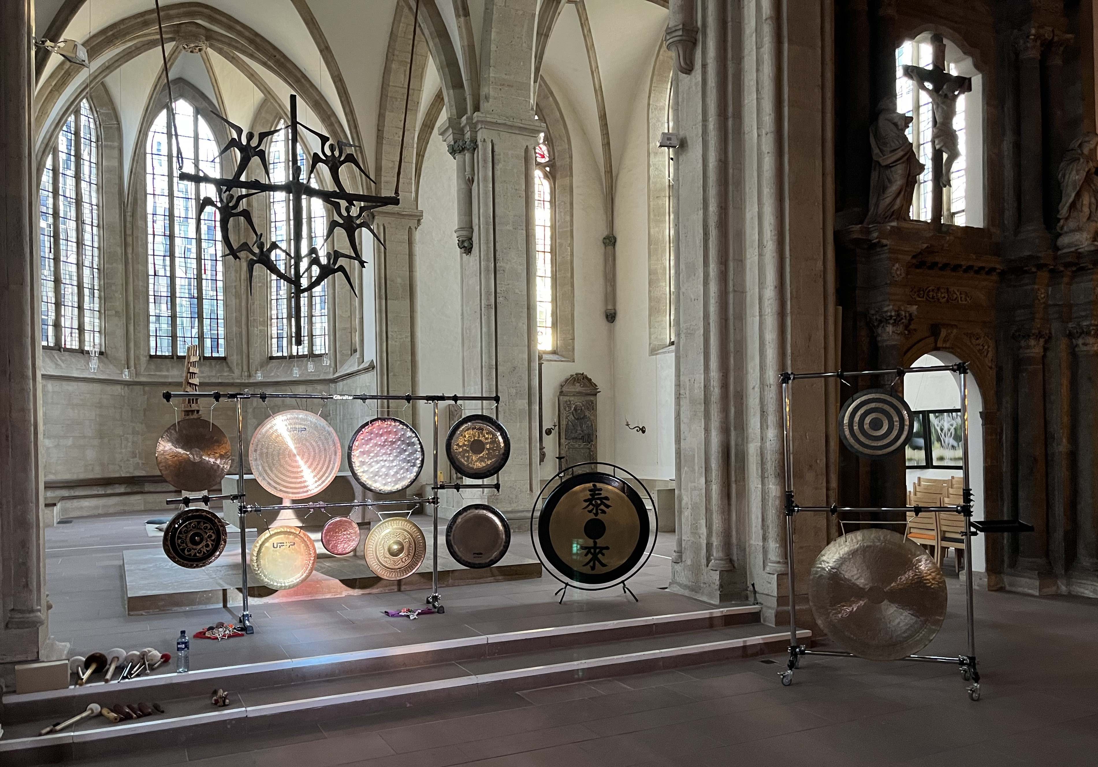 Gongkonzert mit Arjomi und Lichtkunst von Andreas Lichtblau in der St. Michaeliskirche
