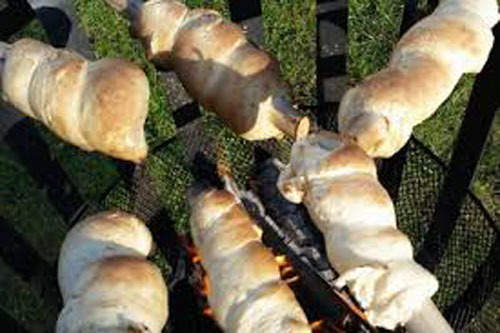 Stockbrot backen am Lagerfeuer