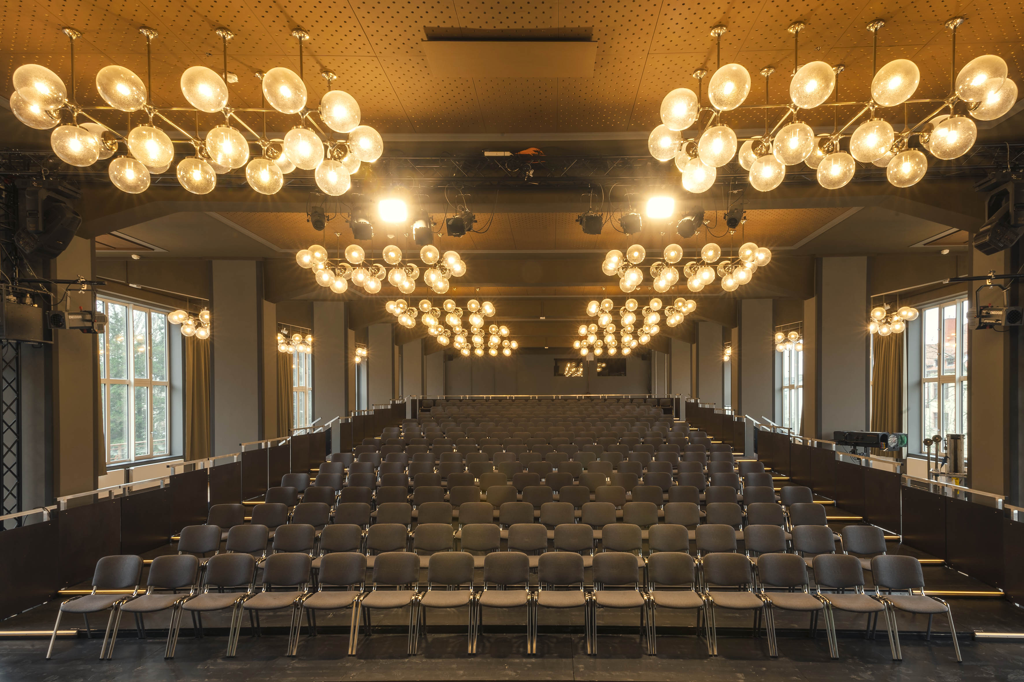 Schauspielhaus und Figurentheater – Motiv