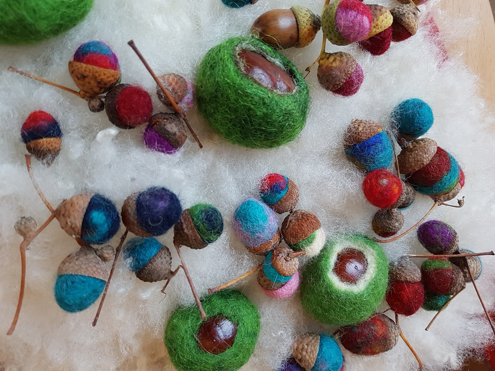 Herbstlicher Kreativworkshop: Eichelhütchen befilzen