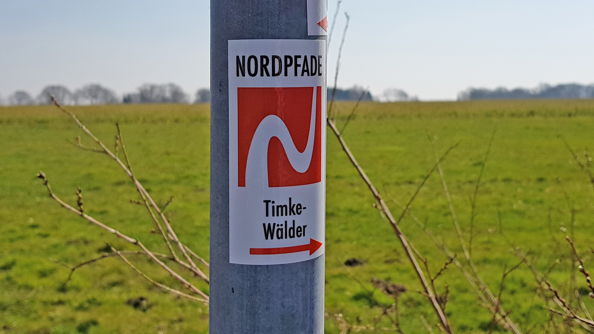 Logo vom NORDPFAD Timke-Wälder an einem Stahlpfosten