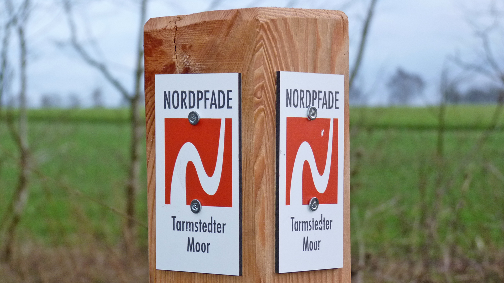 Markierungszeichen des NORDPFADES Tarmstedter Moor