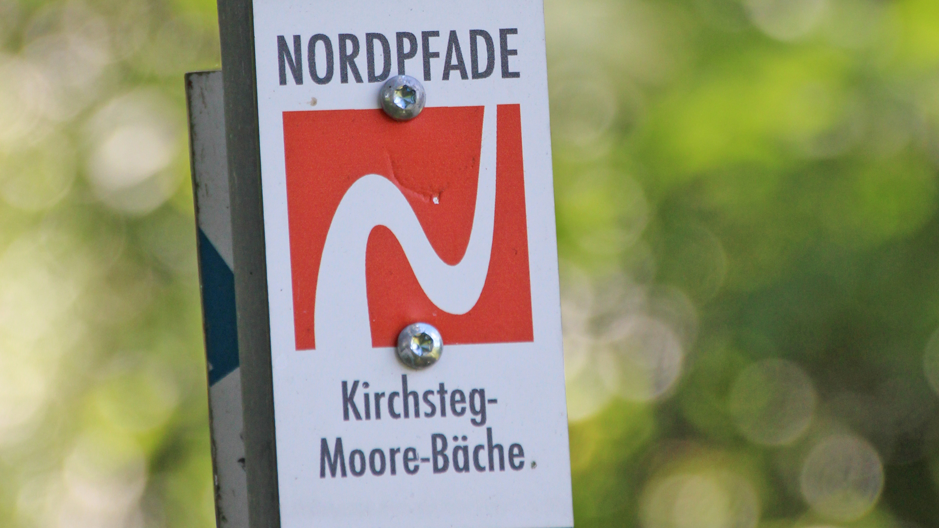 Markierungszeichen vom NORDPFAD Kirchsteg-Moore-Bäche