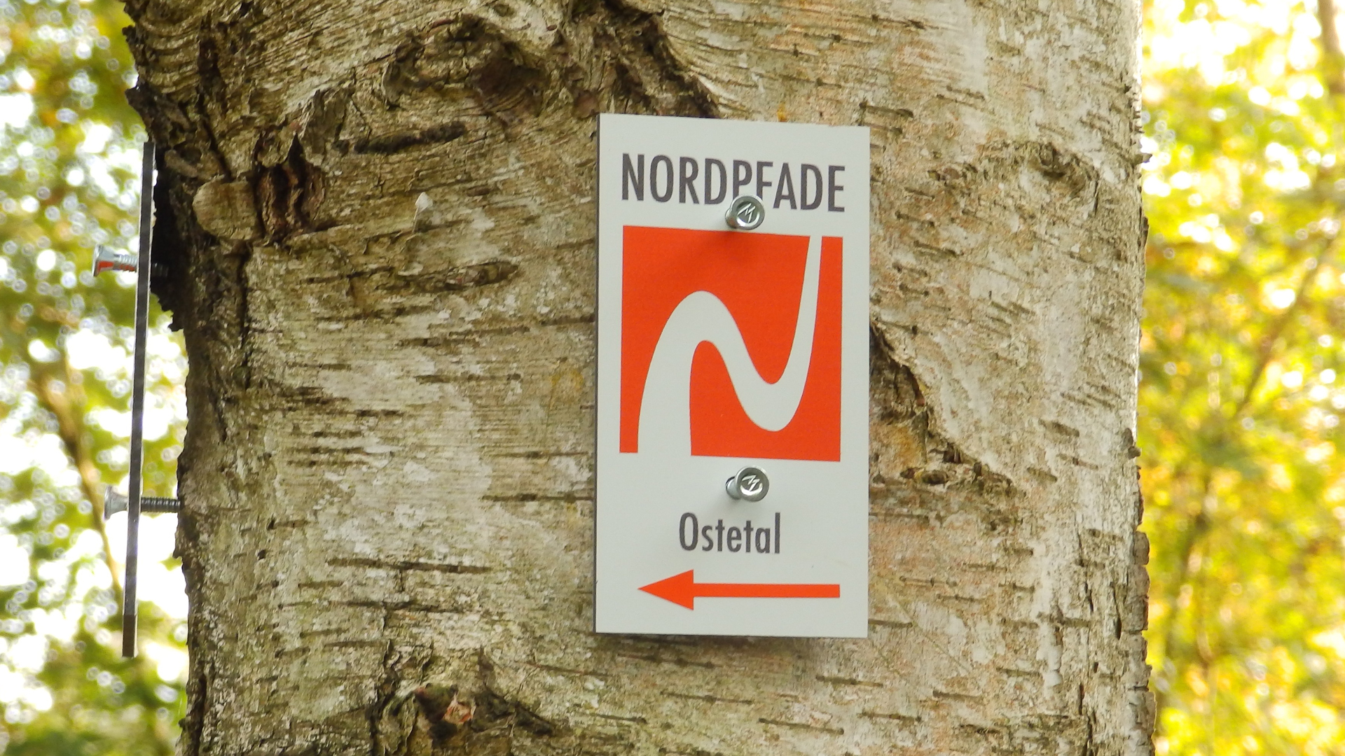 Markierungszeichen des NORDPFADES Ostetal