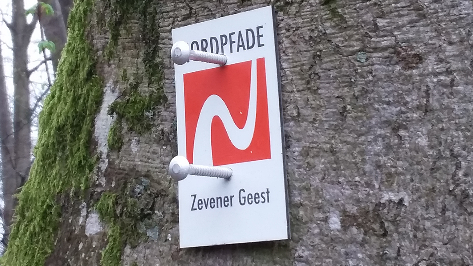Markierungszeichen des NORDPFADES Zevener Geest