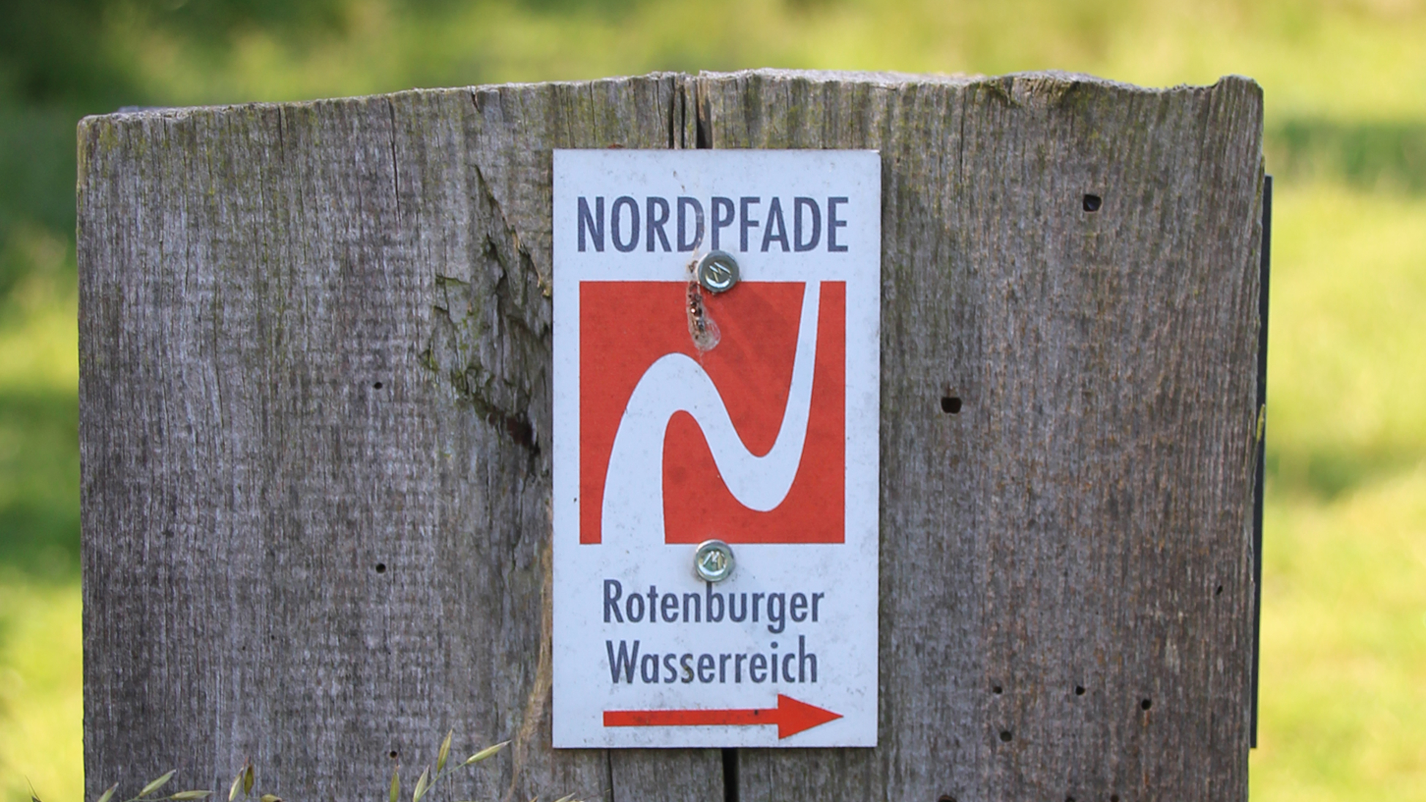 Markierungszeichen des NORDPFADES Rotenburger Wasserreich