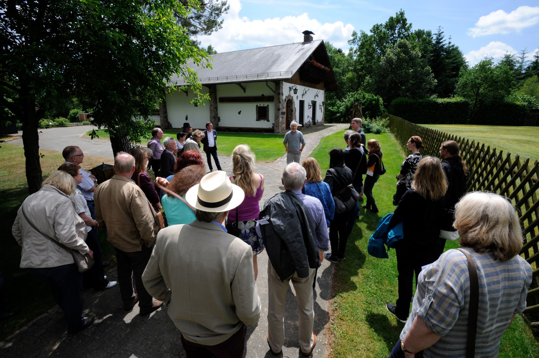 Gruppe vor dem Jagdmuseum