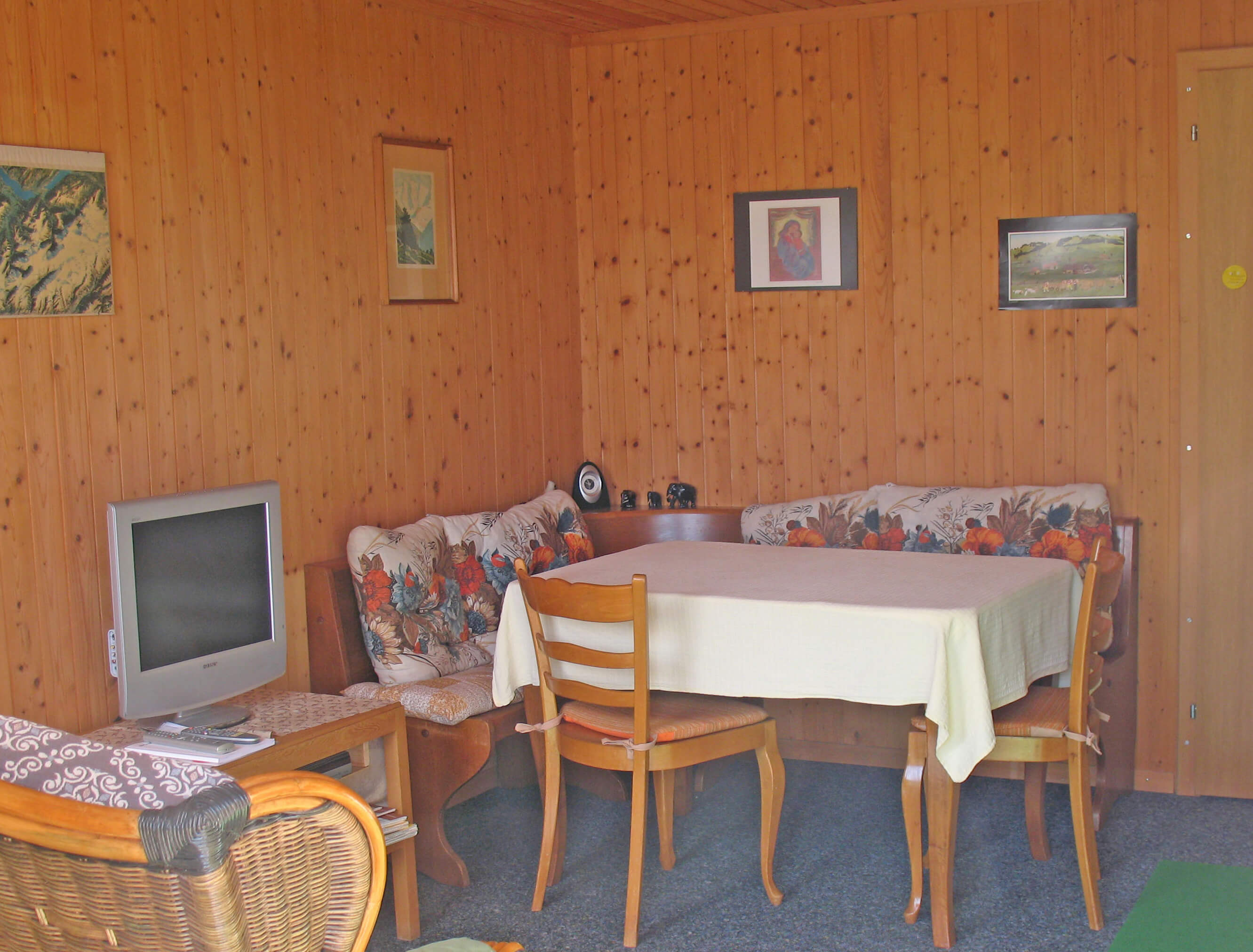 Dining area with table and bench in Chalet Barbara