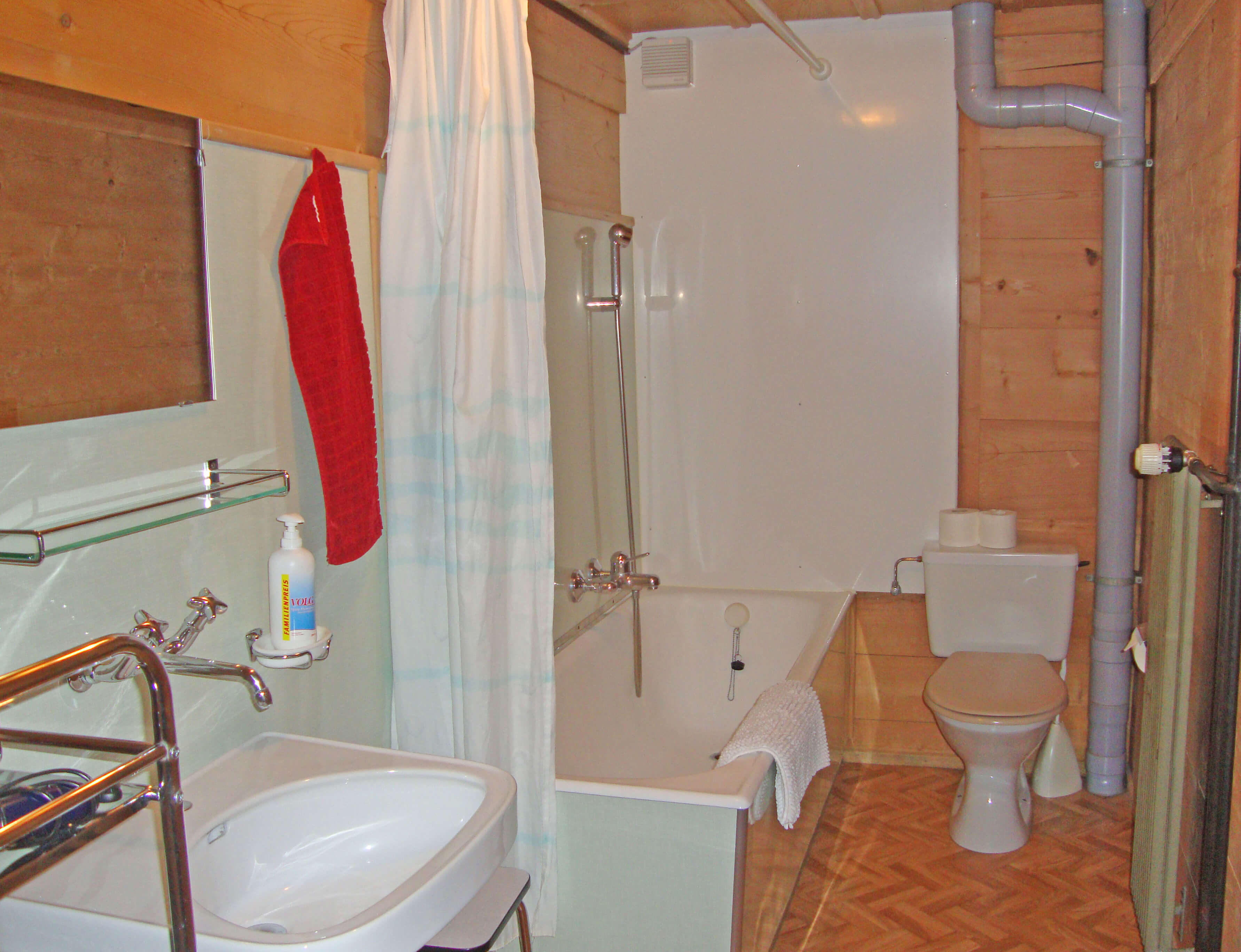 Badezimmer mit Badewanne Haus Wyss