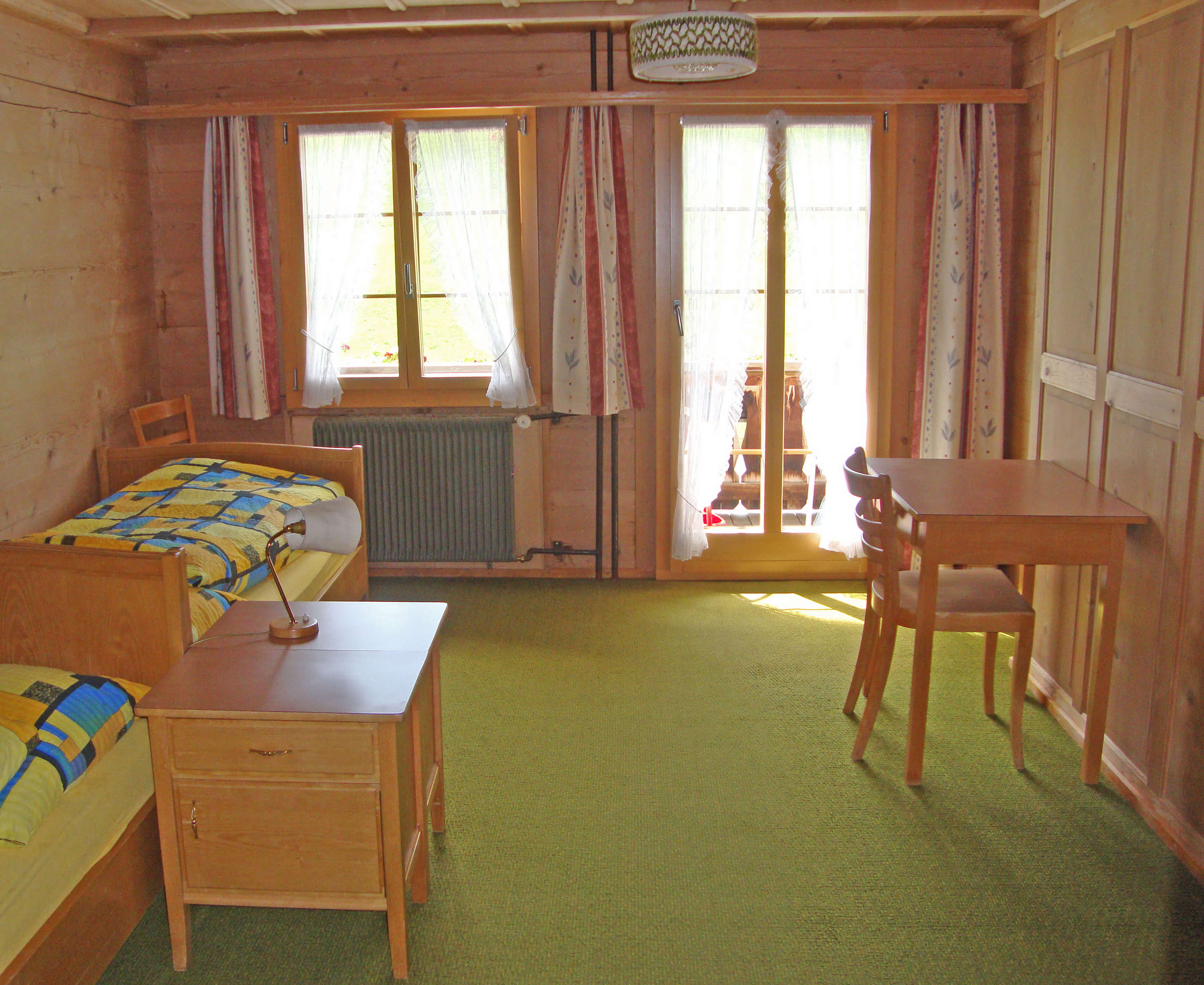 Room with 2 single beds 