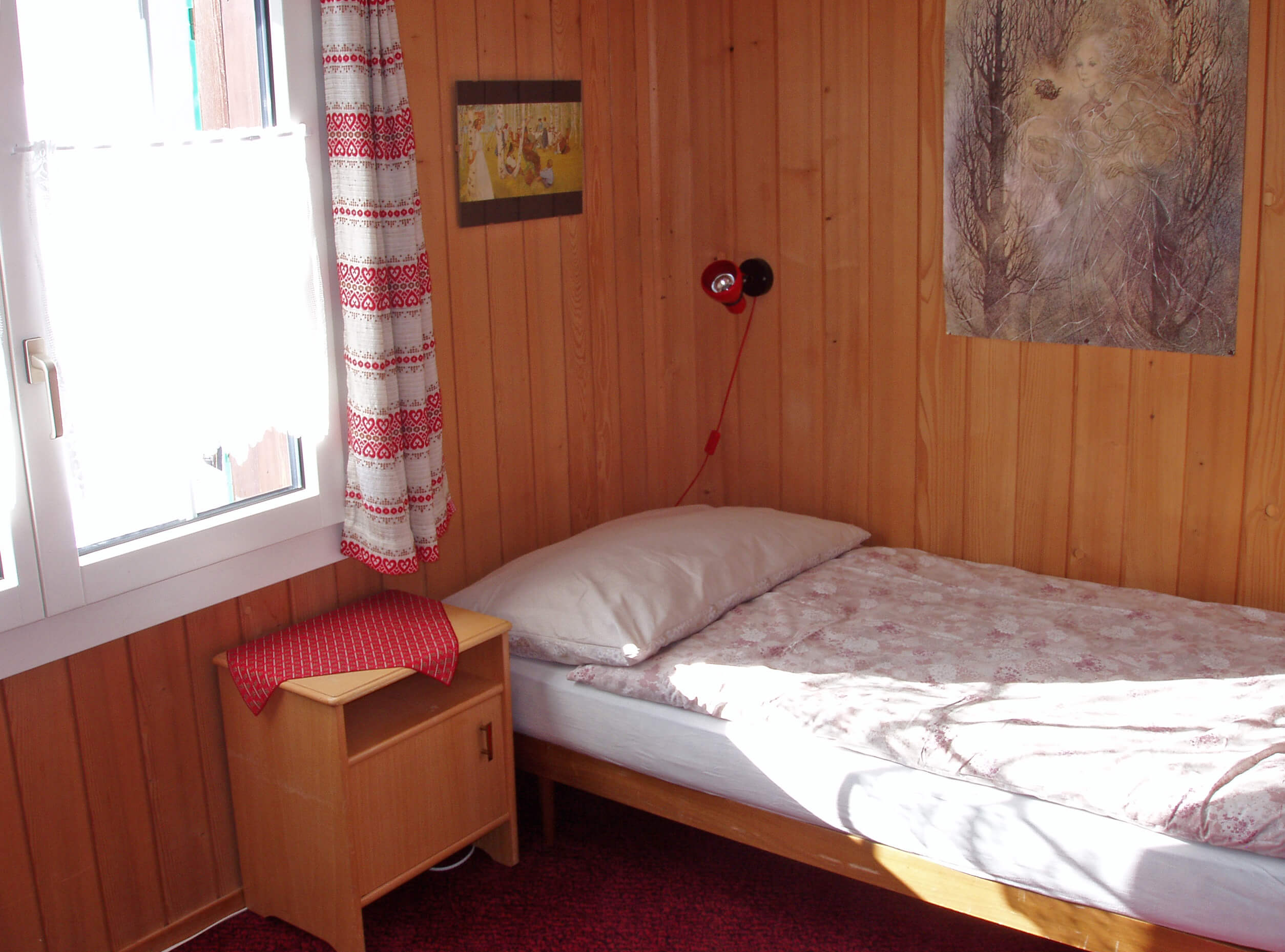 Zimmer mit Einzelbett am Fenster