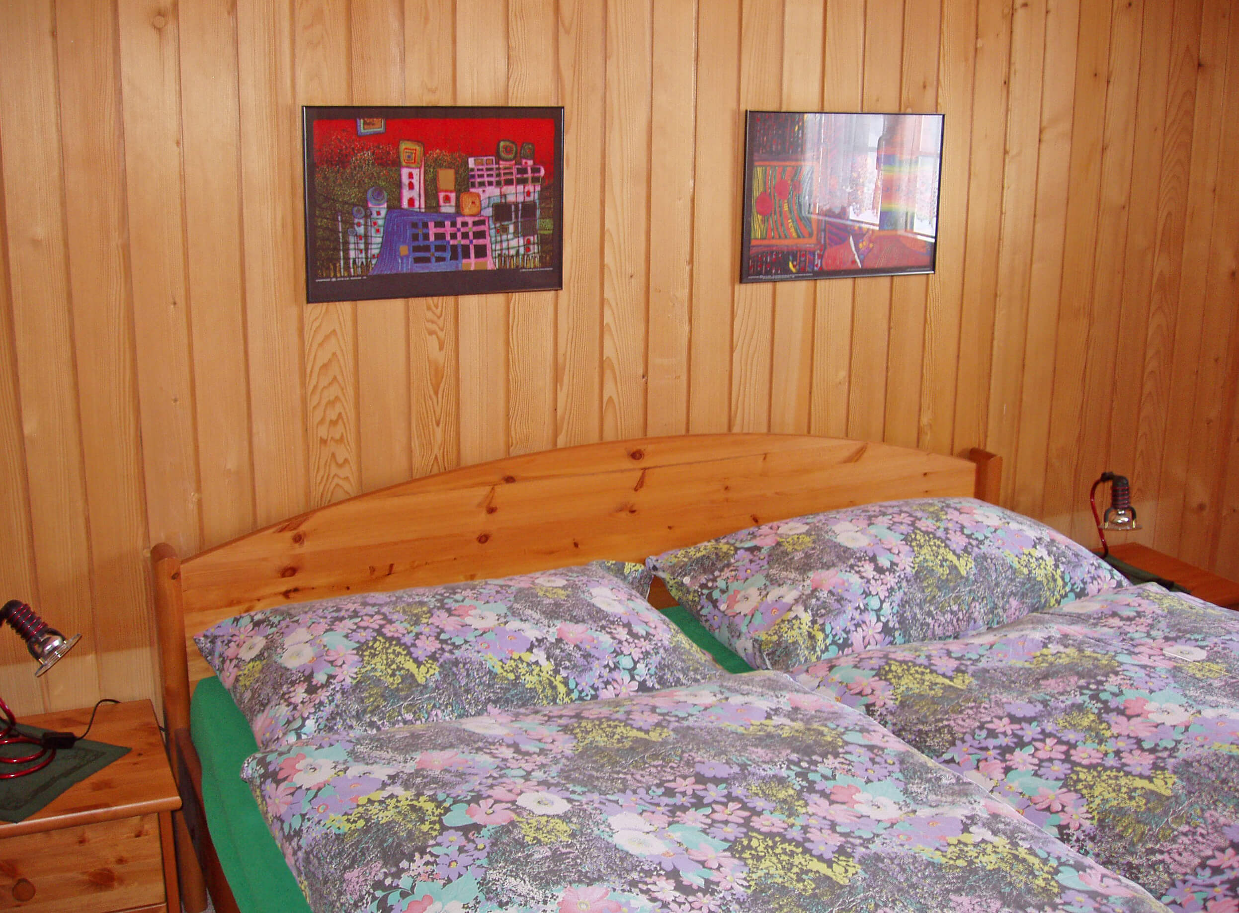 Schlafzimmer mit Doppelbett und Nachttisch