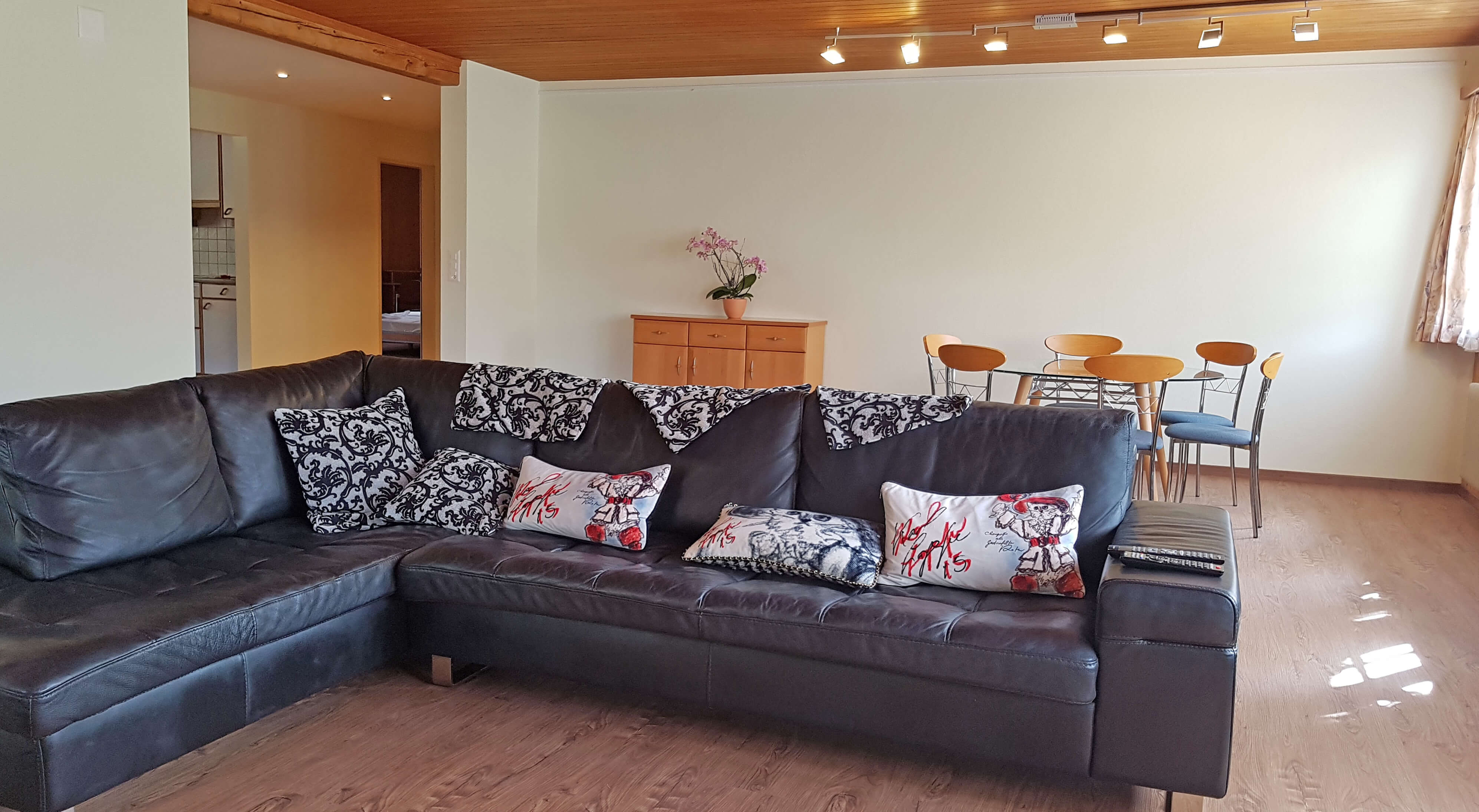 Wohnzimmer mit Sofa und Esstisch