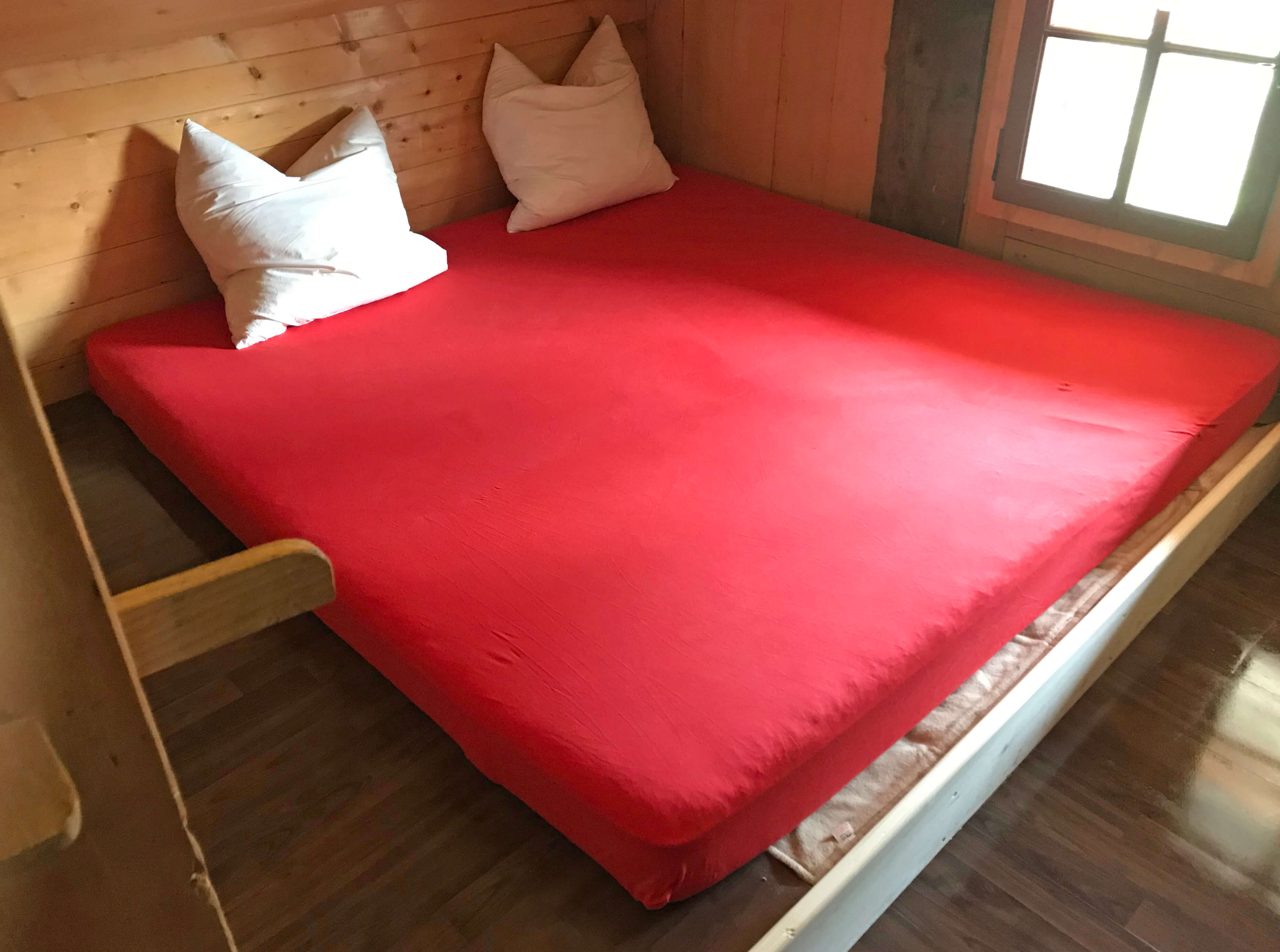 Schlafzimmer Doppelbett Alphütte Brüschtmoos