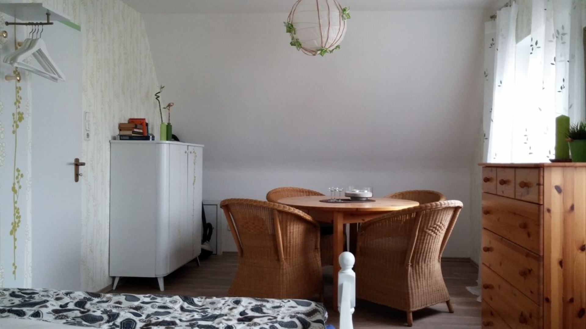 Zweites Doppelzimmer mit Sitzecke der Ferienwohnung "Die grüne Diele"