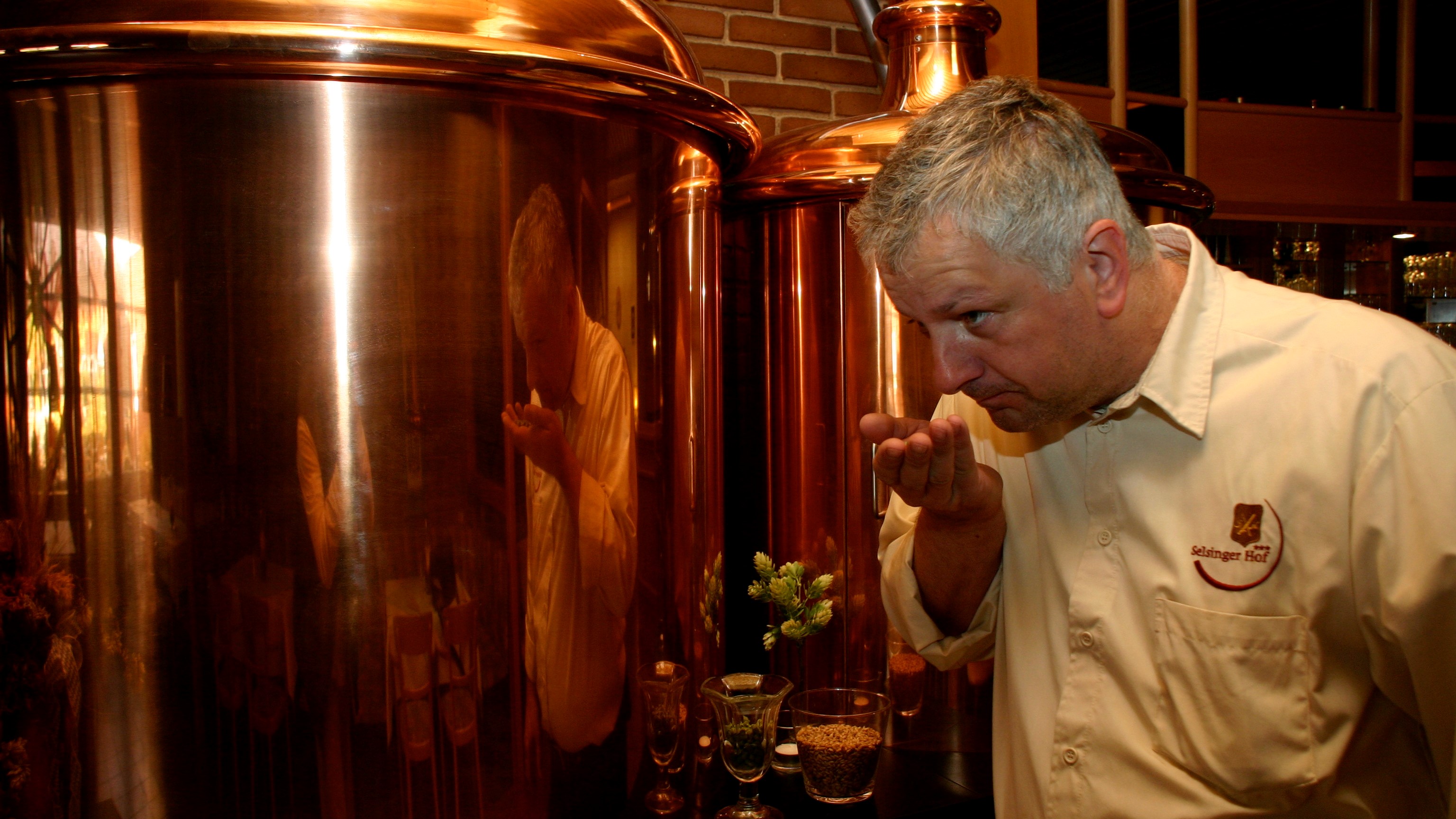 Holger Gehrmann vor dem Kessel seiner Privatbrauerei im Selsinger Hof