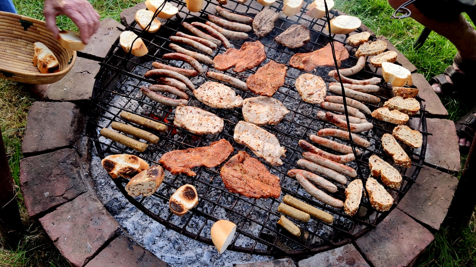 Zünftiges Grillen im Garten des Gästehauses Alte Schule in Buchholz