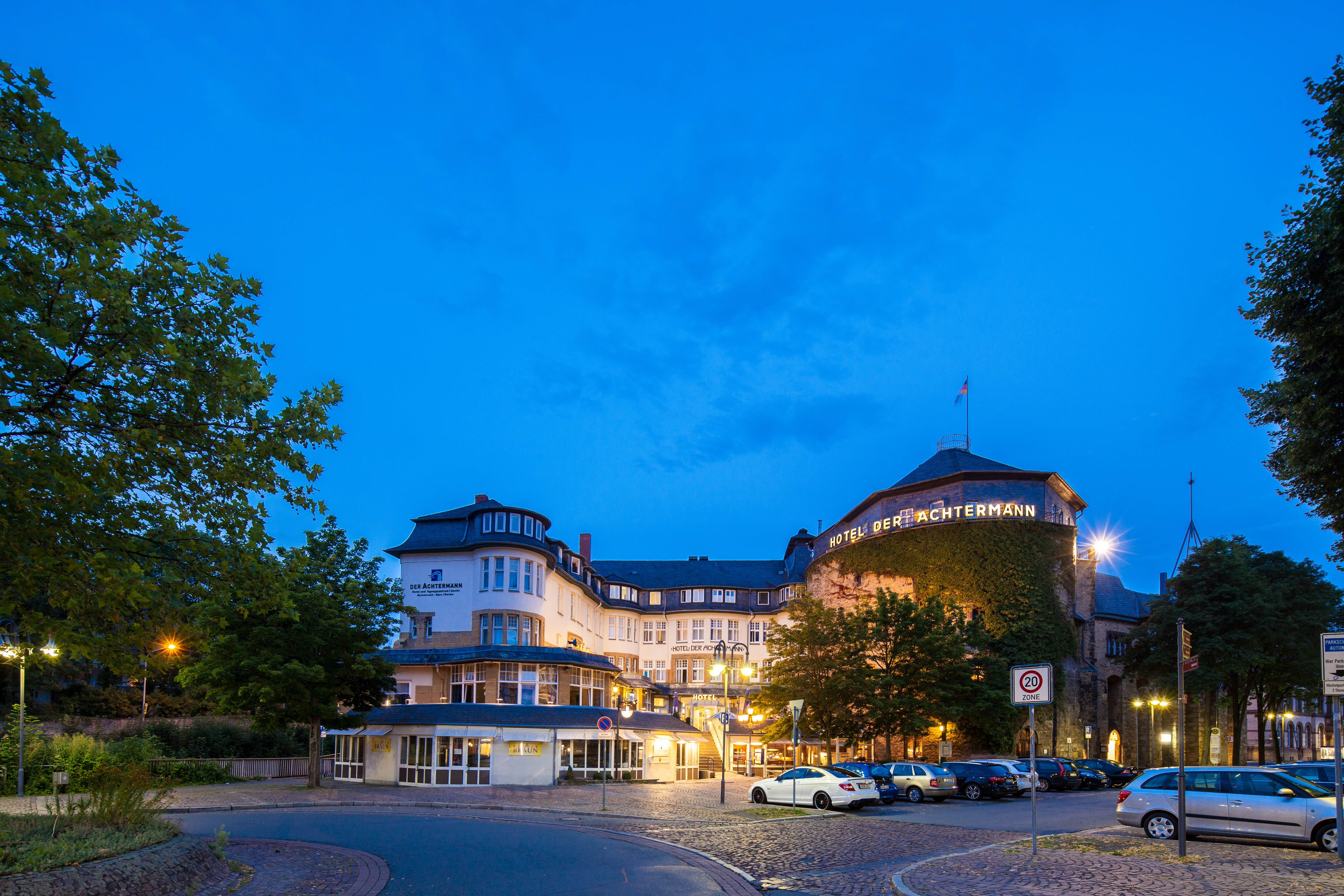 Hotel DER ACHTERMANN in Goslar - Außenansicht in der Dämmerung