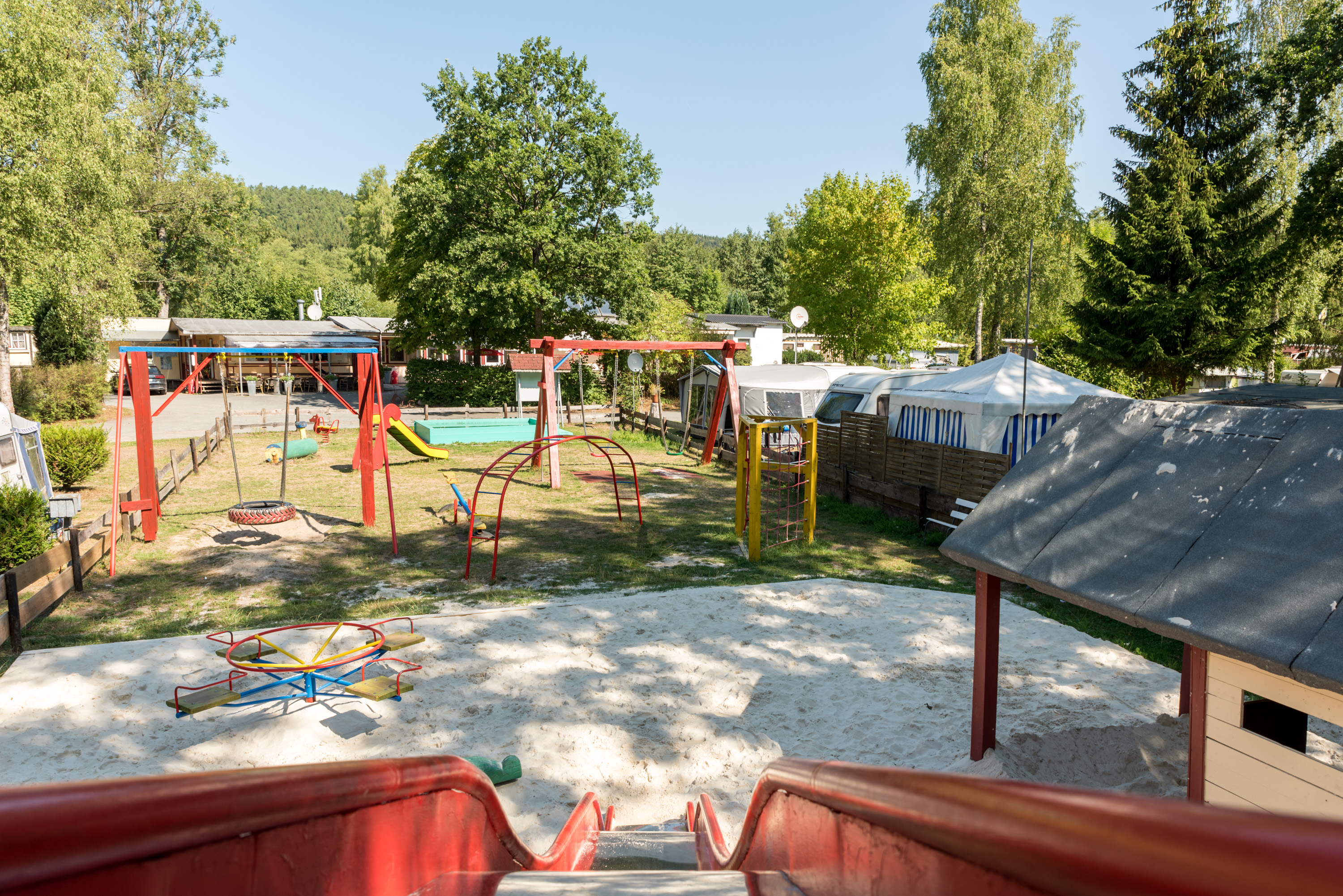Campingplatz Eulenburg - Blick von Rutsche auf Spielplatz