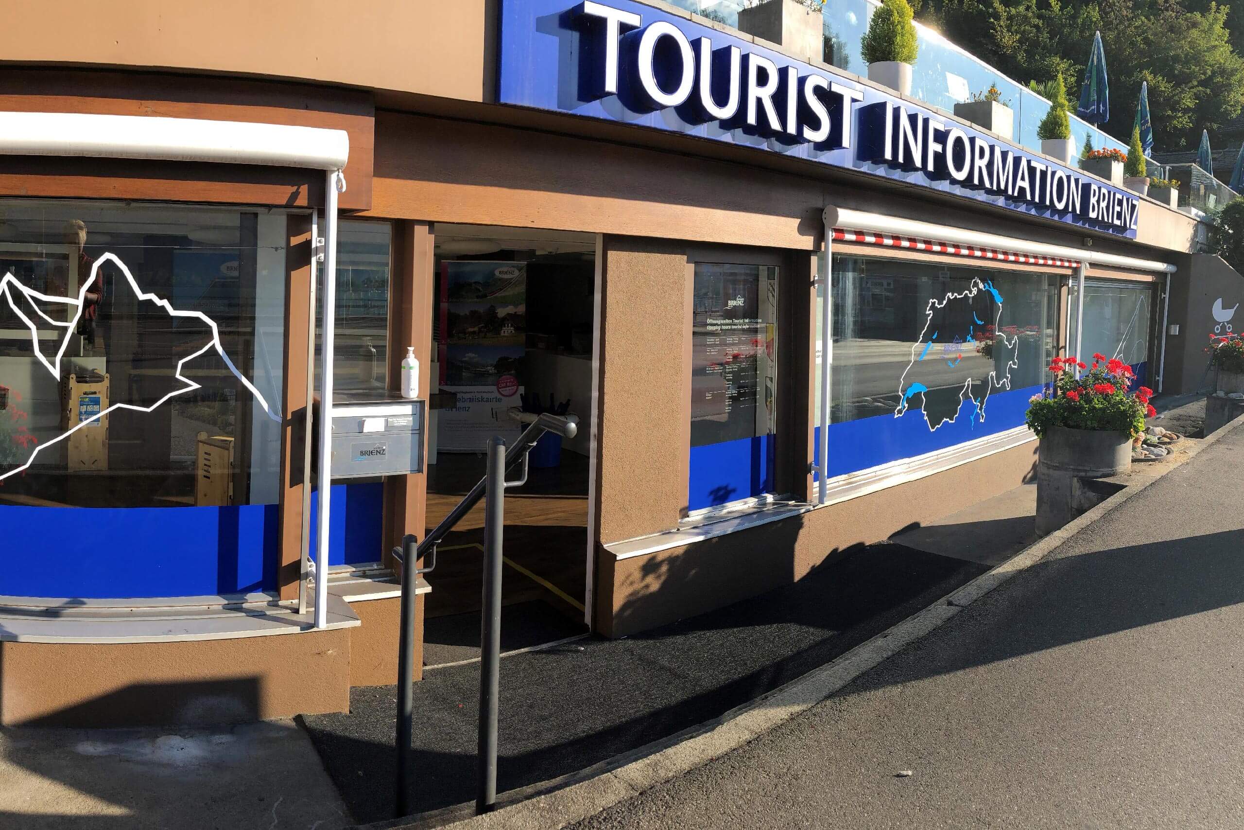 tourist-information-brienz-aussenansicht-schaufenster