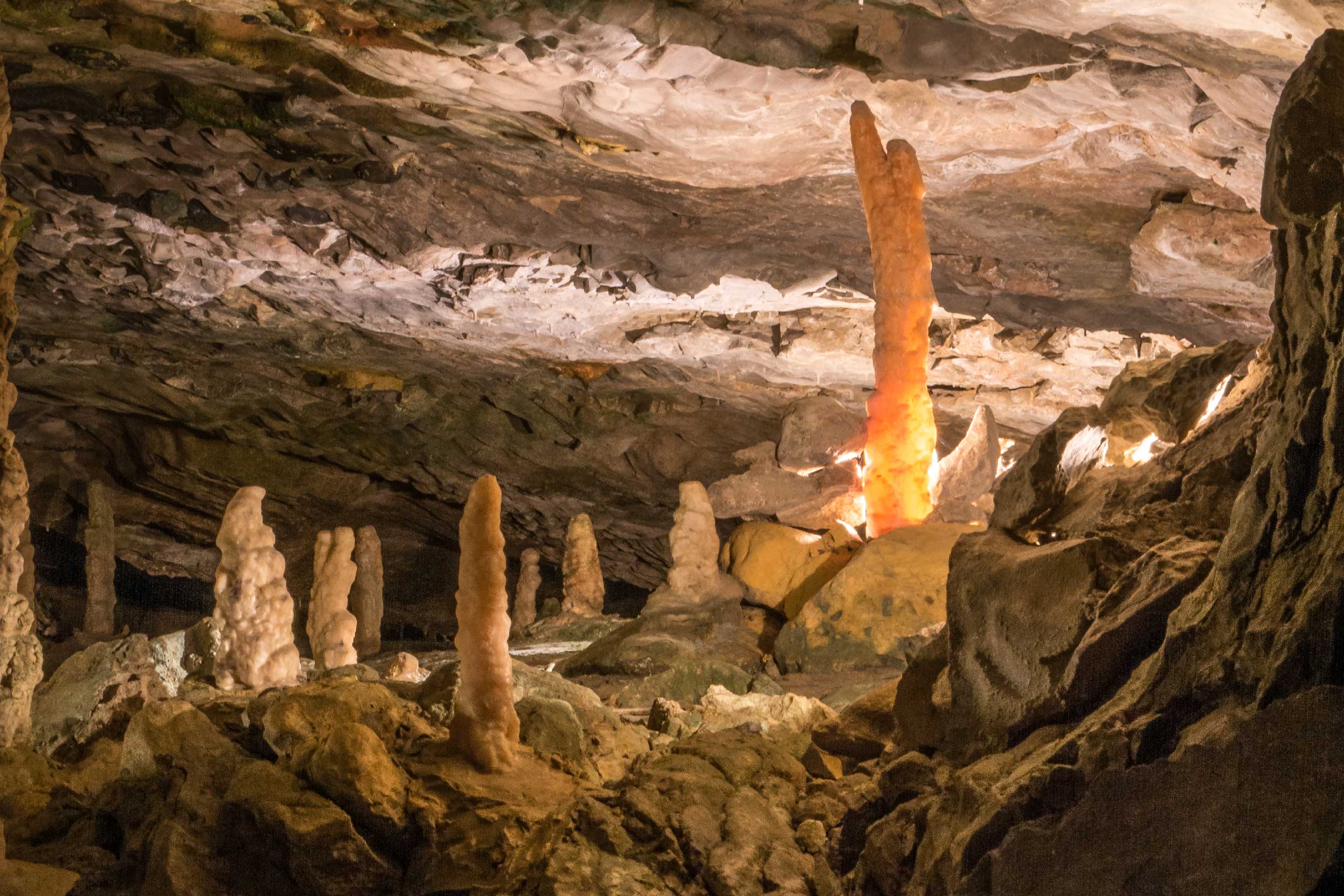 beatushoehlen-stalagmiten-beleuchtung-berginneres.jpg