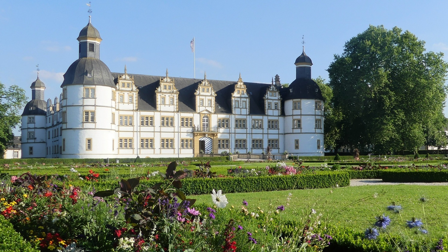 Schloß Neuhaus mit Barockgarten (Sommerbepflanzung)