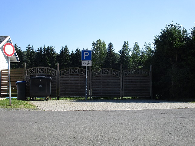 Behindertengerechter Parkplatz am Sportplatz Bergen/Vogtland – Motiv
