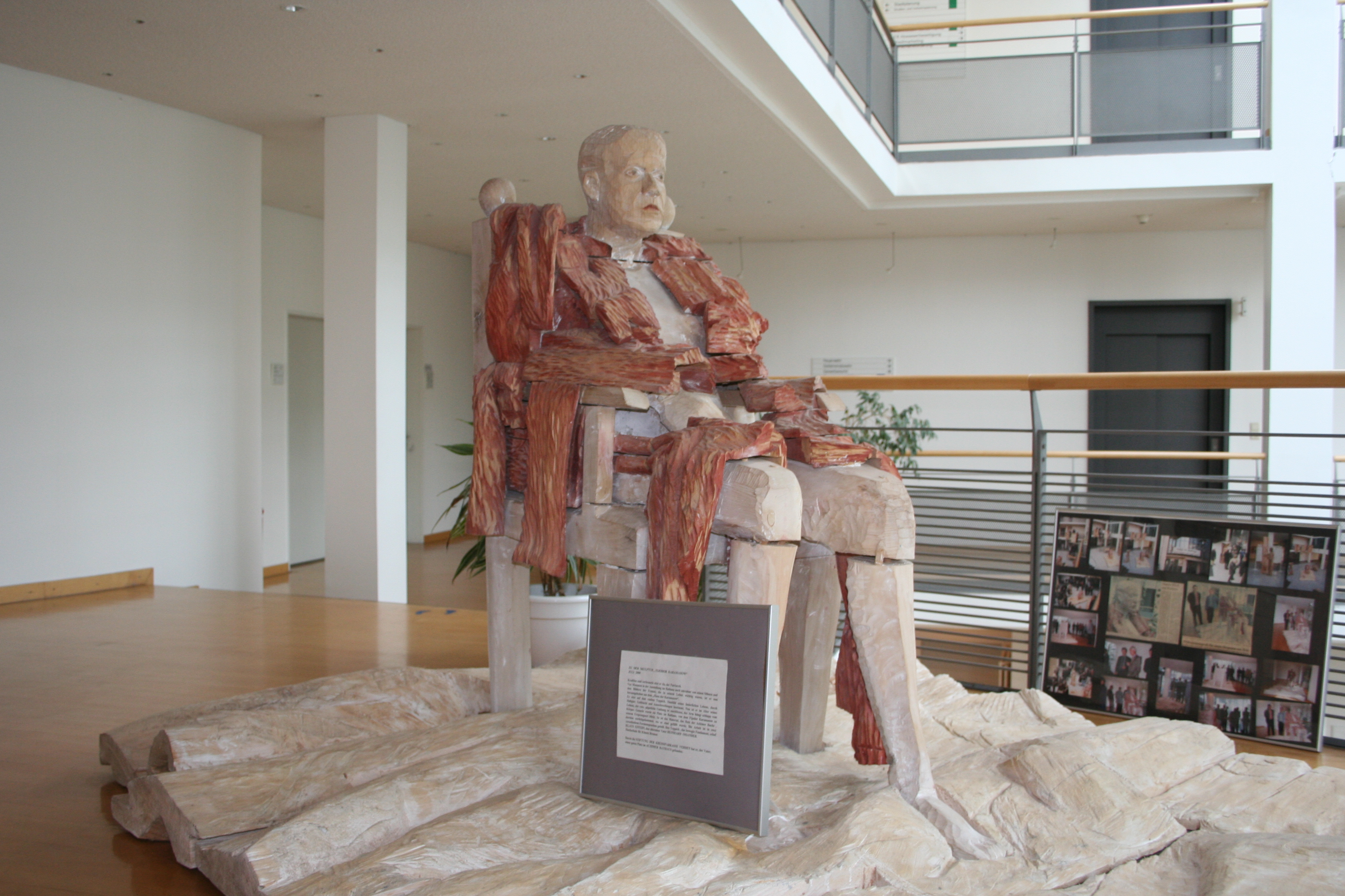 Skulptur "Der Patriarch Fijodor Karamasow"
