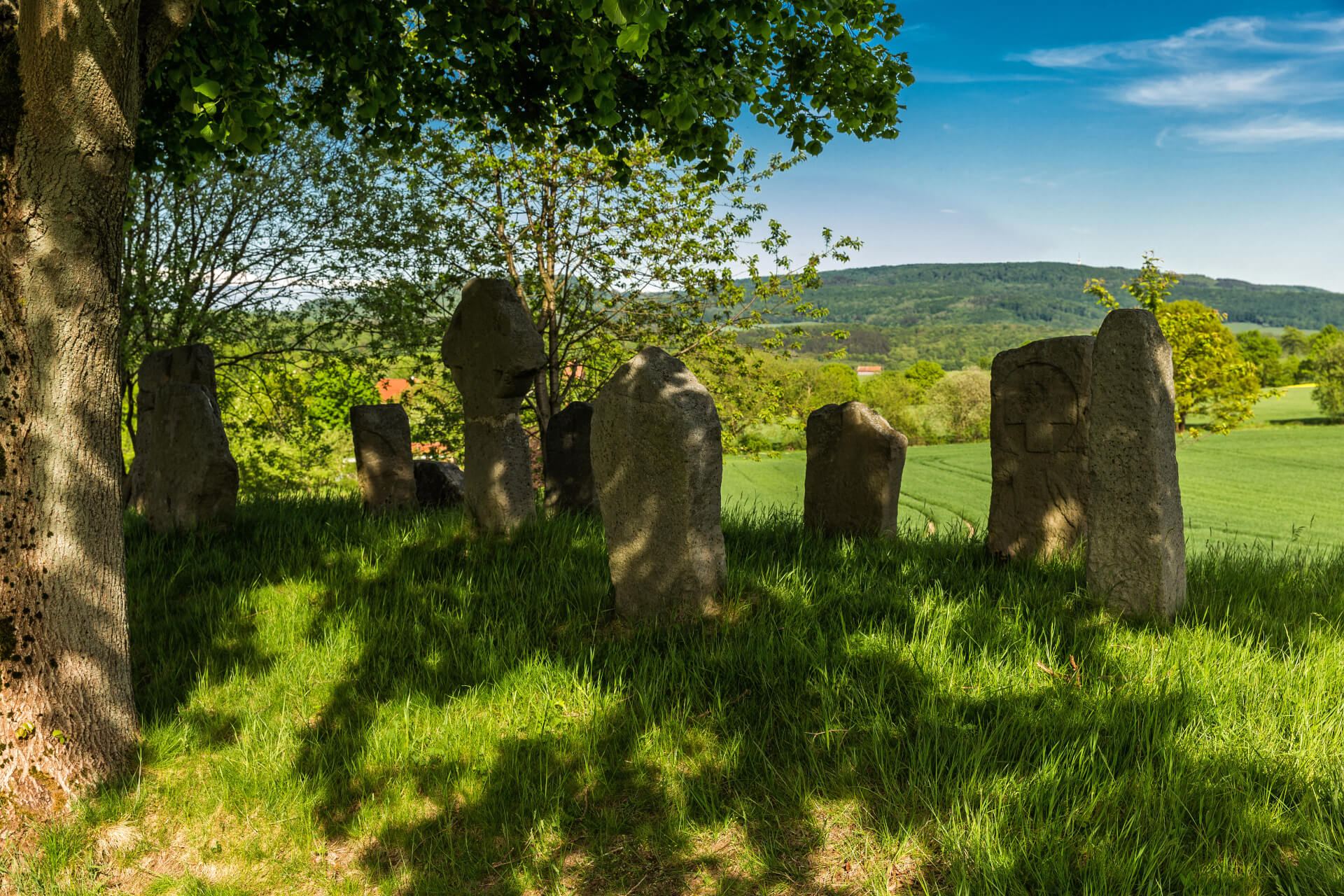 Wandern: Mittelalterliche Kreuzsteine besichtigen
