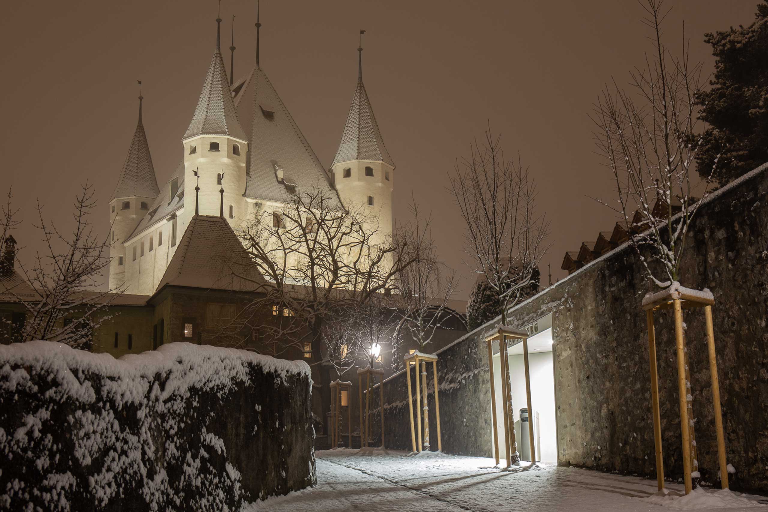 schloss-thun-nacht-winter-nebel-schnee.jpg