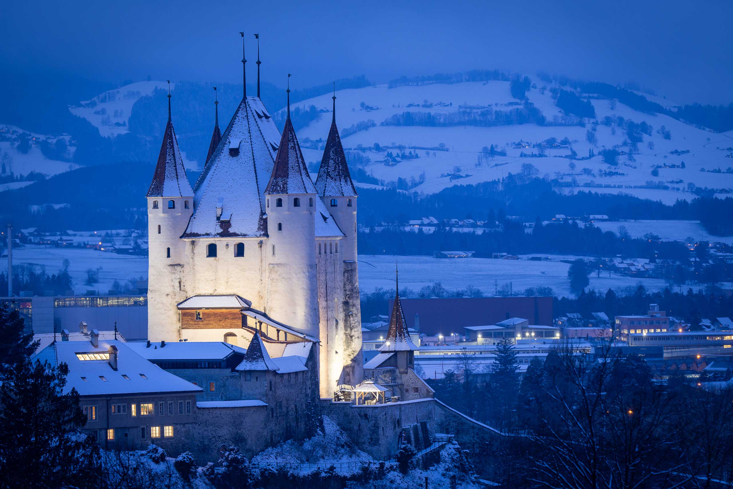 schloss-thun-winter-schnee-nebel-beleuchtung.jpg