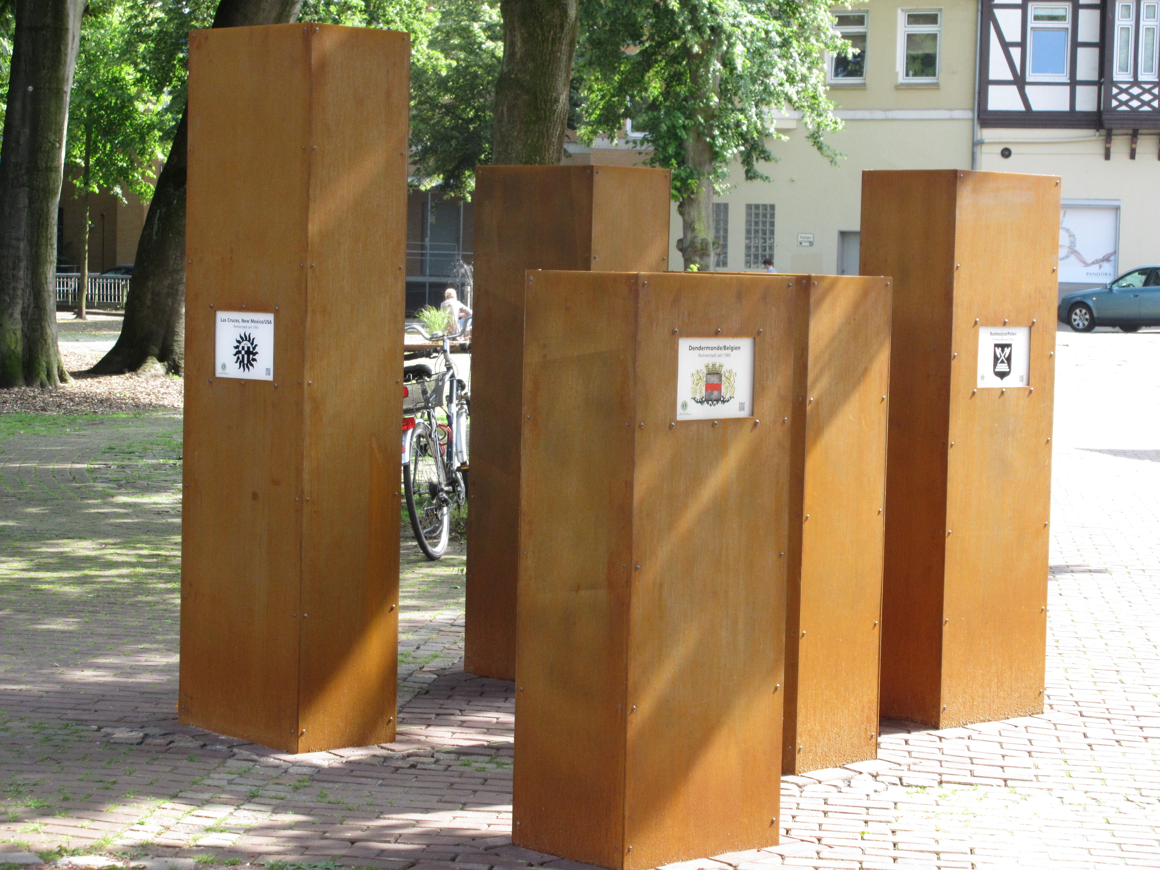 Partnerstädte-Stelen
