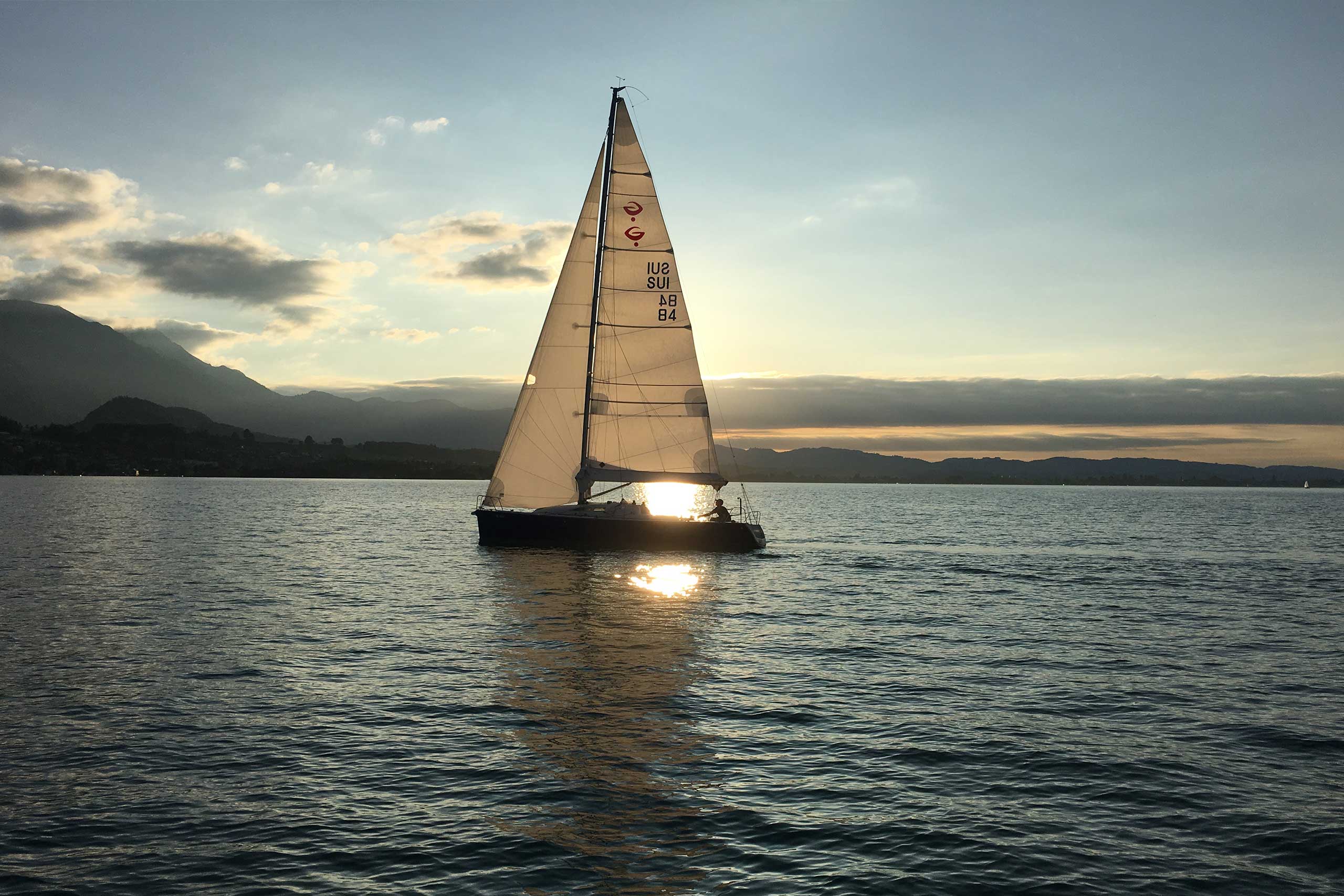 segelschule-thunersee-gaeste-segeln-segelschiff-abendsonne.jpg