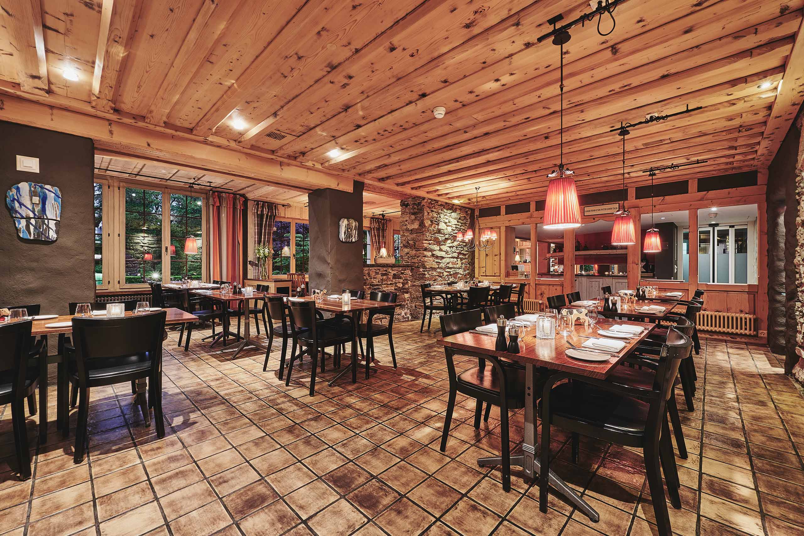 restaurant-taverne-hotel-interlaken-tische-raum-ambiente.jpg