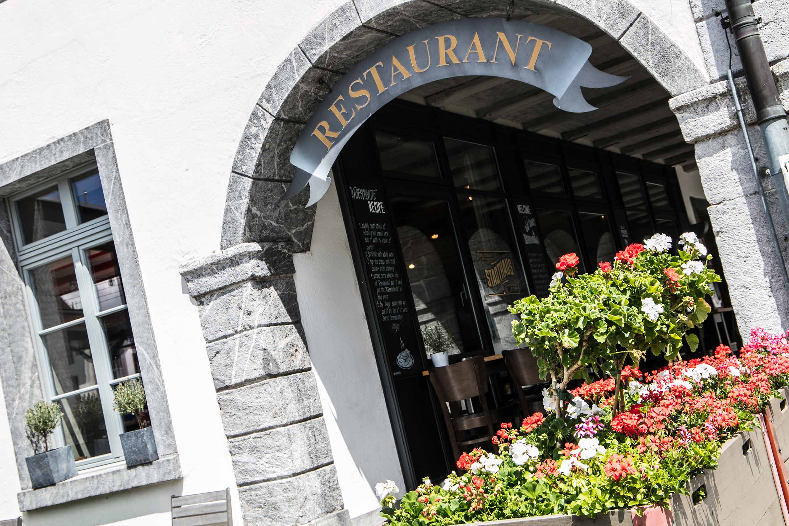 restaurant-stadthaus-unterseen-eingang.jpg