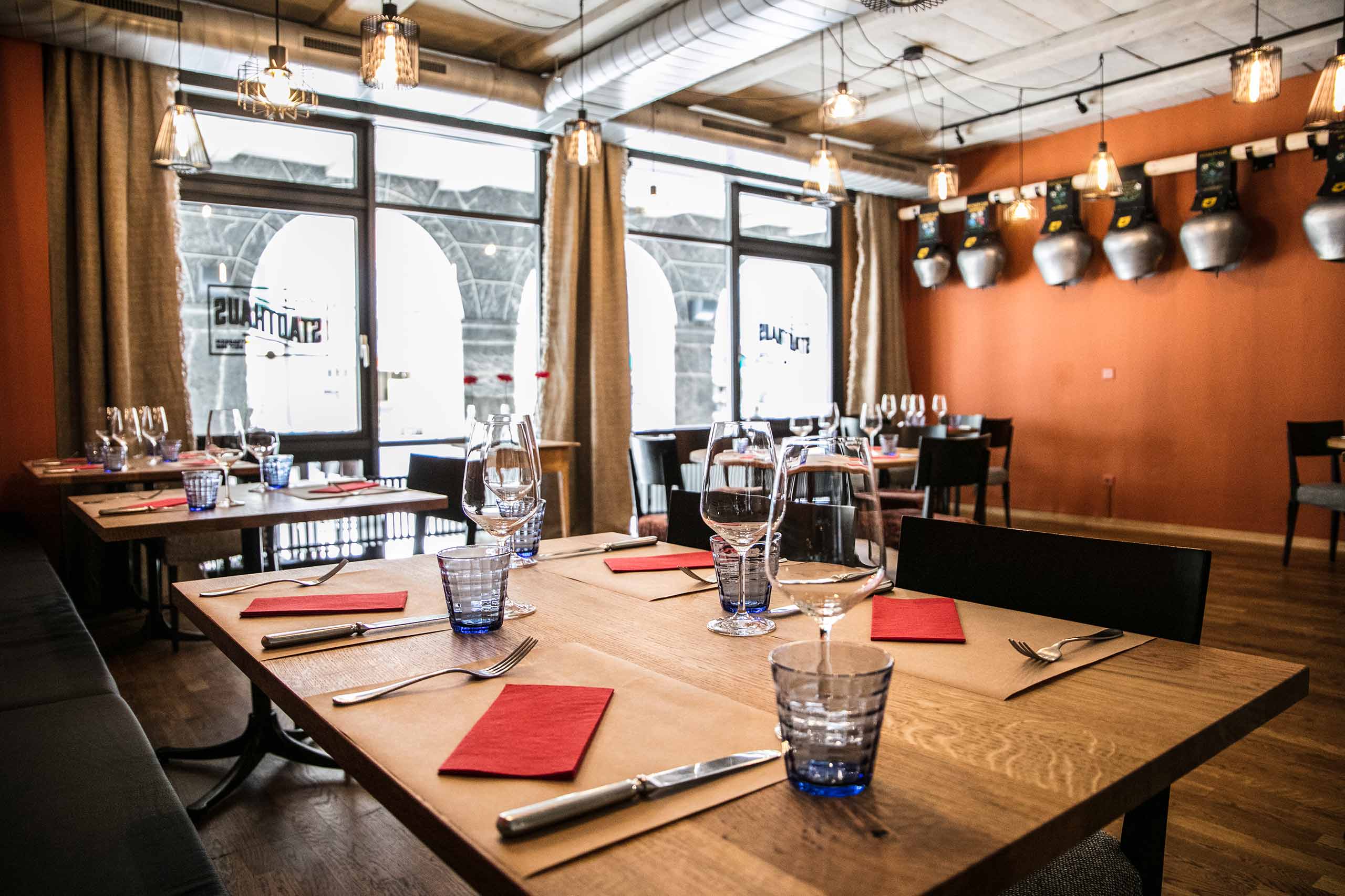 restaurant-stadthaus-unterseen-ambiente-tisch-gedeck.jpg