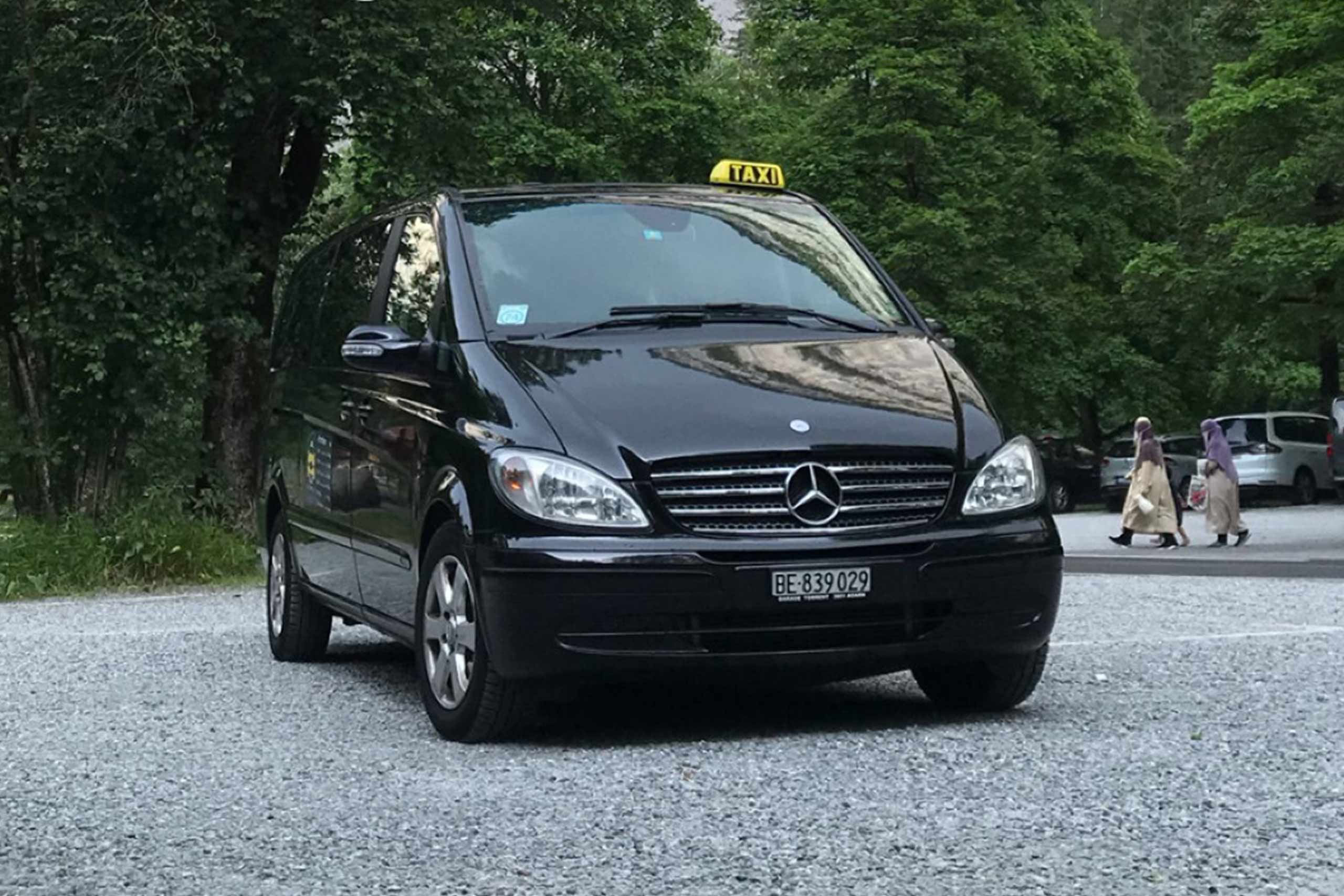 elan-taxi-fahrzeug-schwarz.jpg