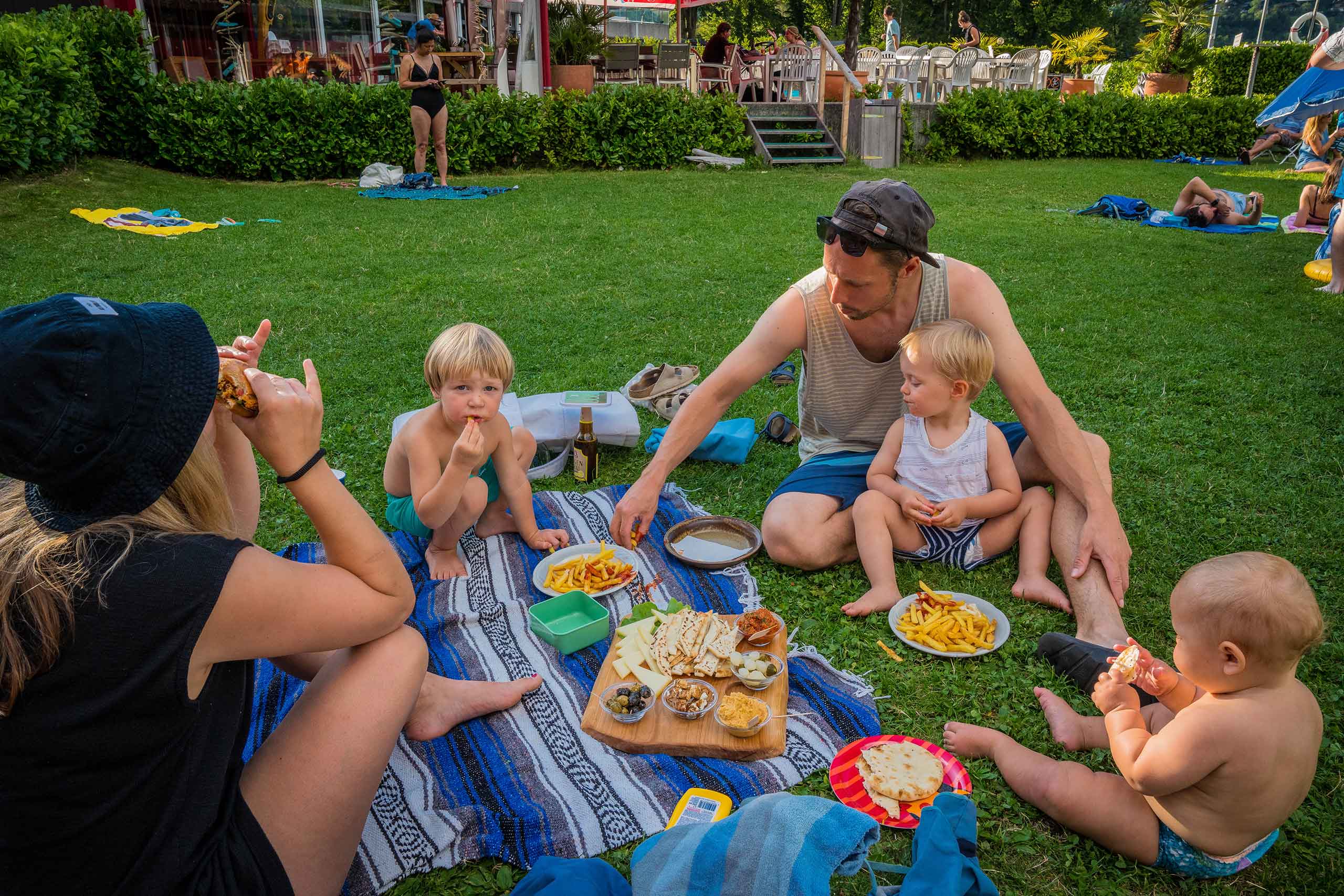 the-beach-cafe-snack-familie-rasen-sommer.jpg