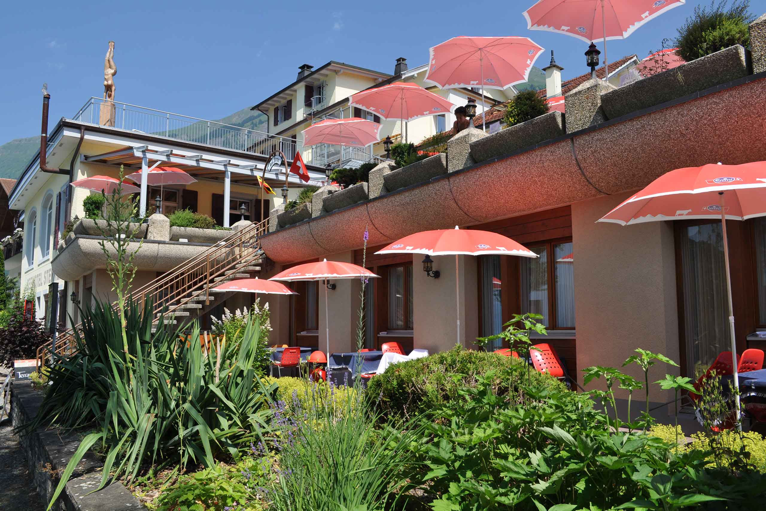 restaurant-sternen-brienz-tische-terrasse-aussen-sommer.jpg