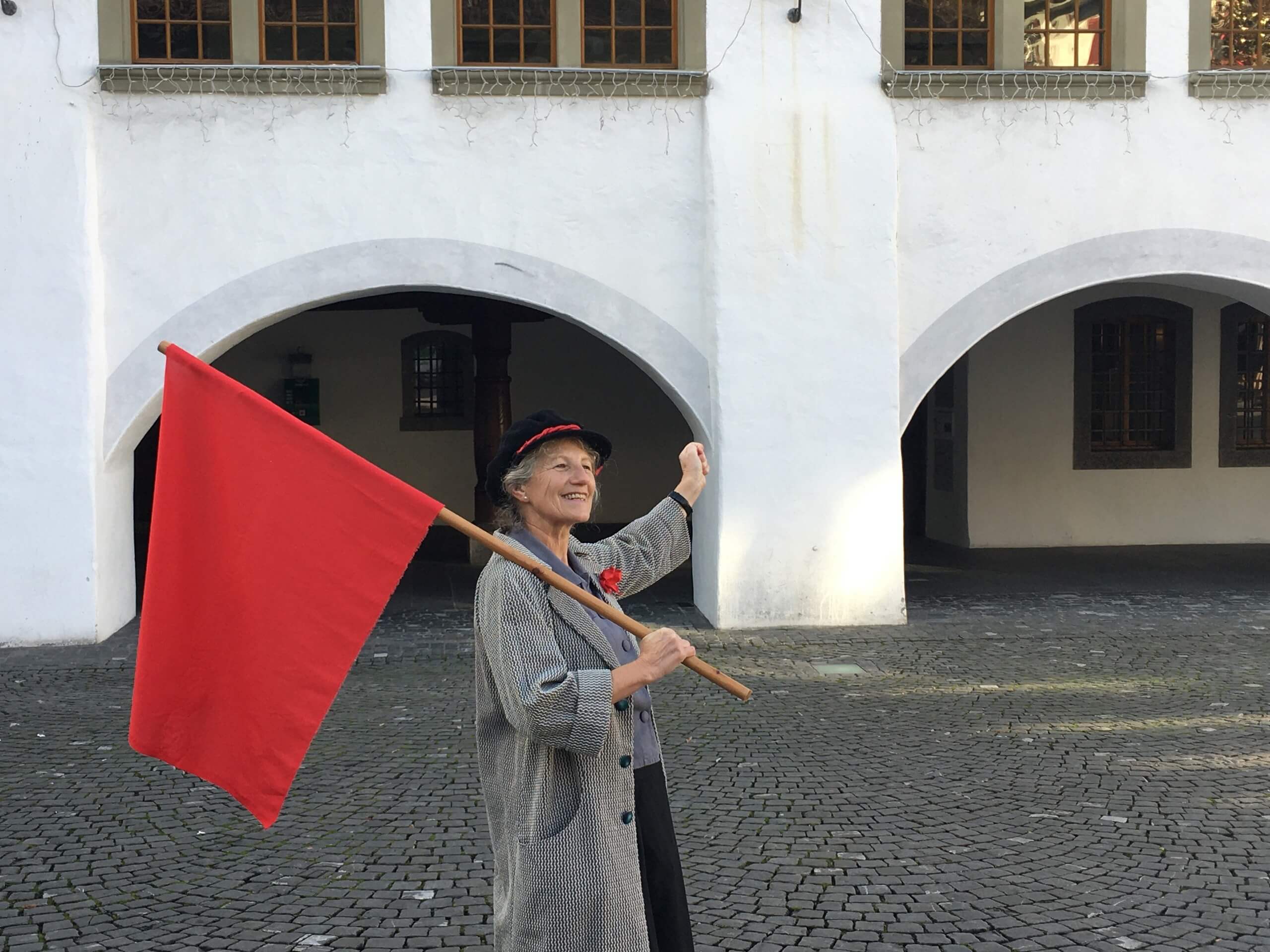 thun-stadtfuehrung-thun-im-aufbruch-rote-fahne-rathaus.jpg