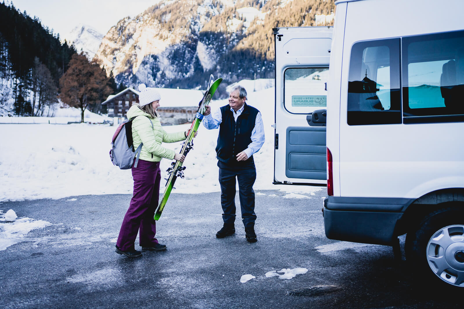 Hilfe beim Ski einladen in den Schneetourenbus