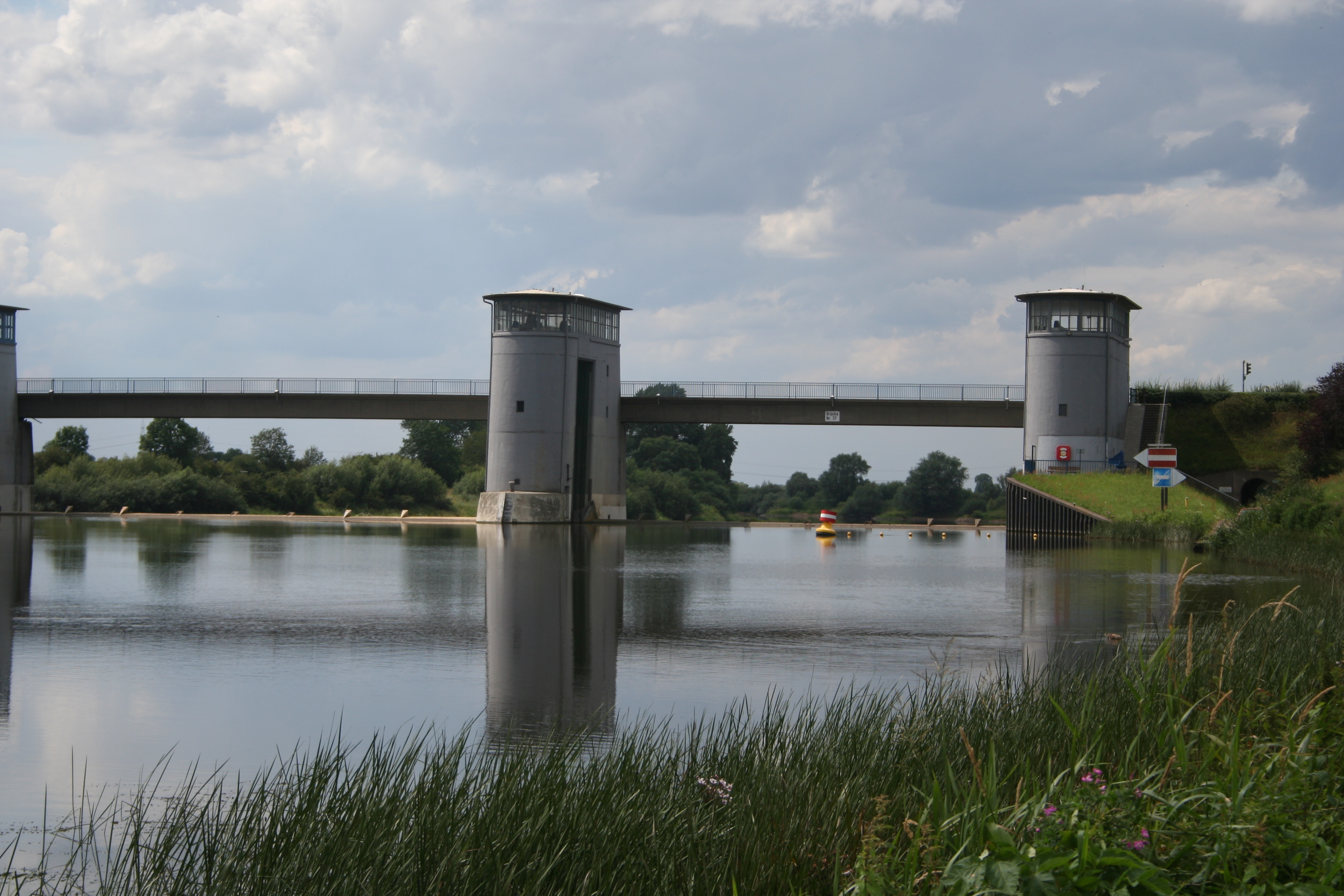 Laufwasserkraftwerk mit Staustufe und Schleuse Intschede/Langwedel