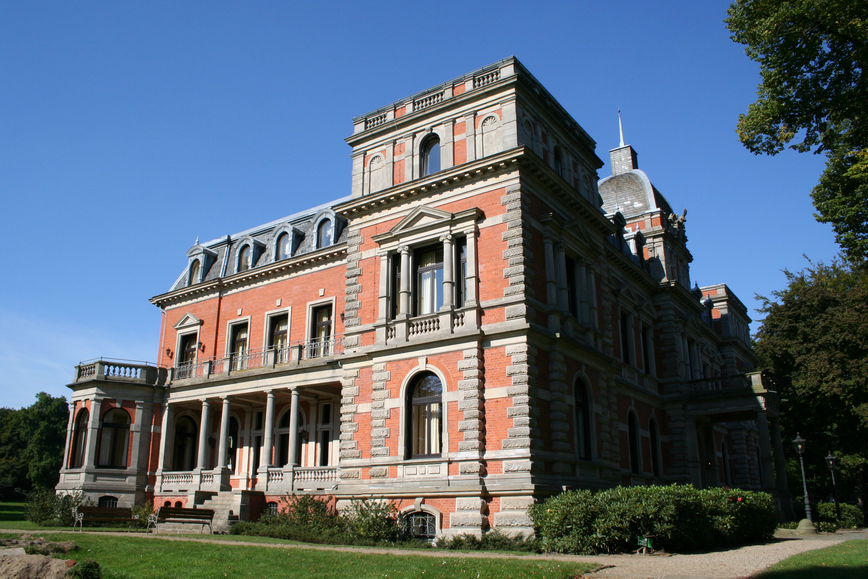 Zwischen Schloss und Burg