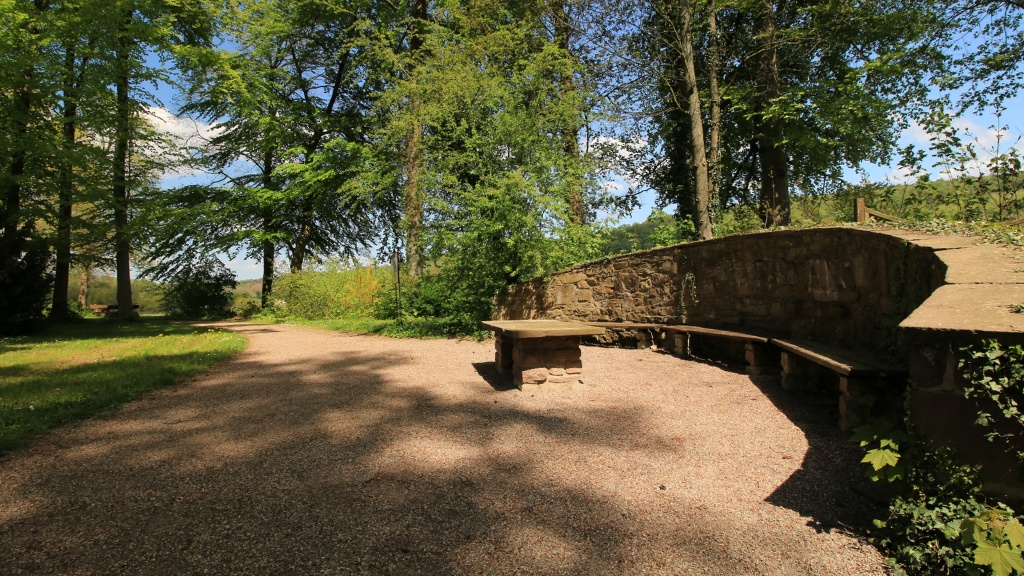 alte steinerne Sitzecke im Schlosspark Wehreden