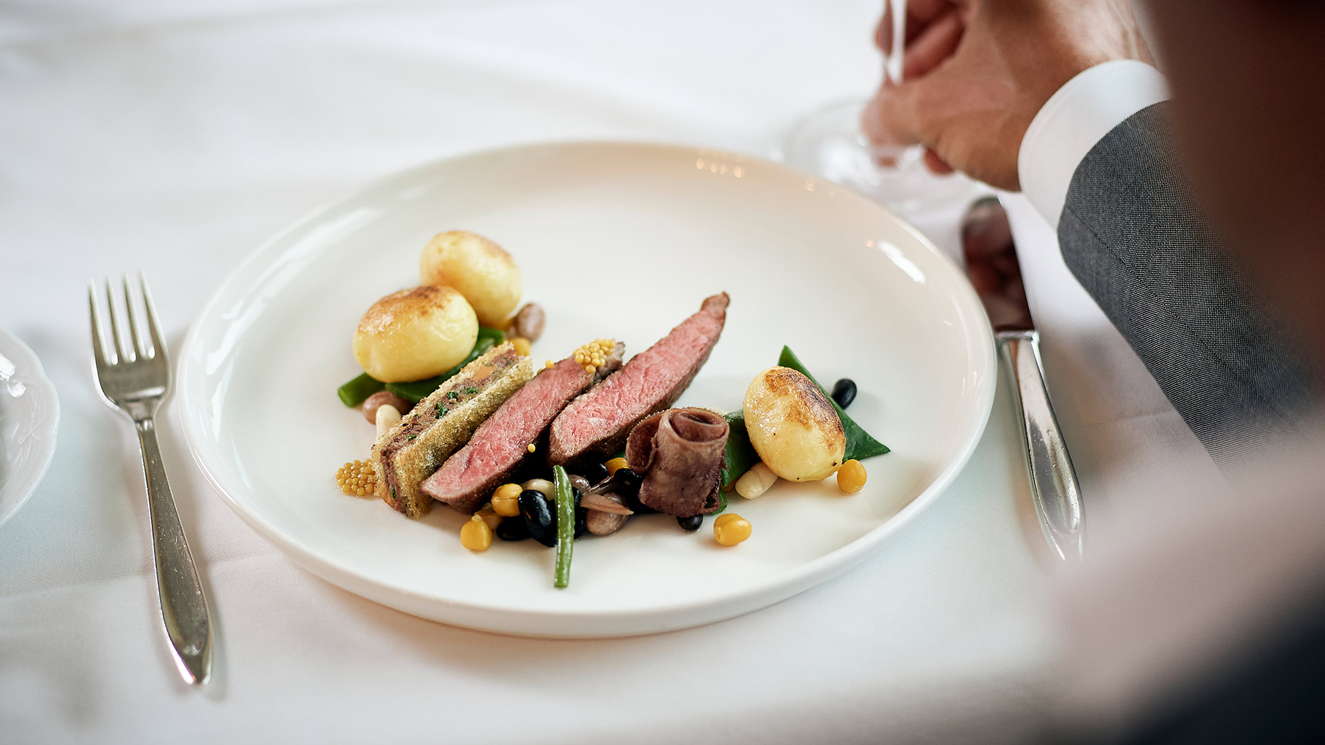 restaurant-belvedere-spiez-gericht-fleisch-kartoffeln-gemuese.jpg